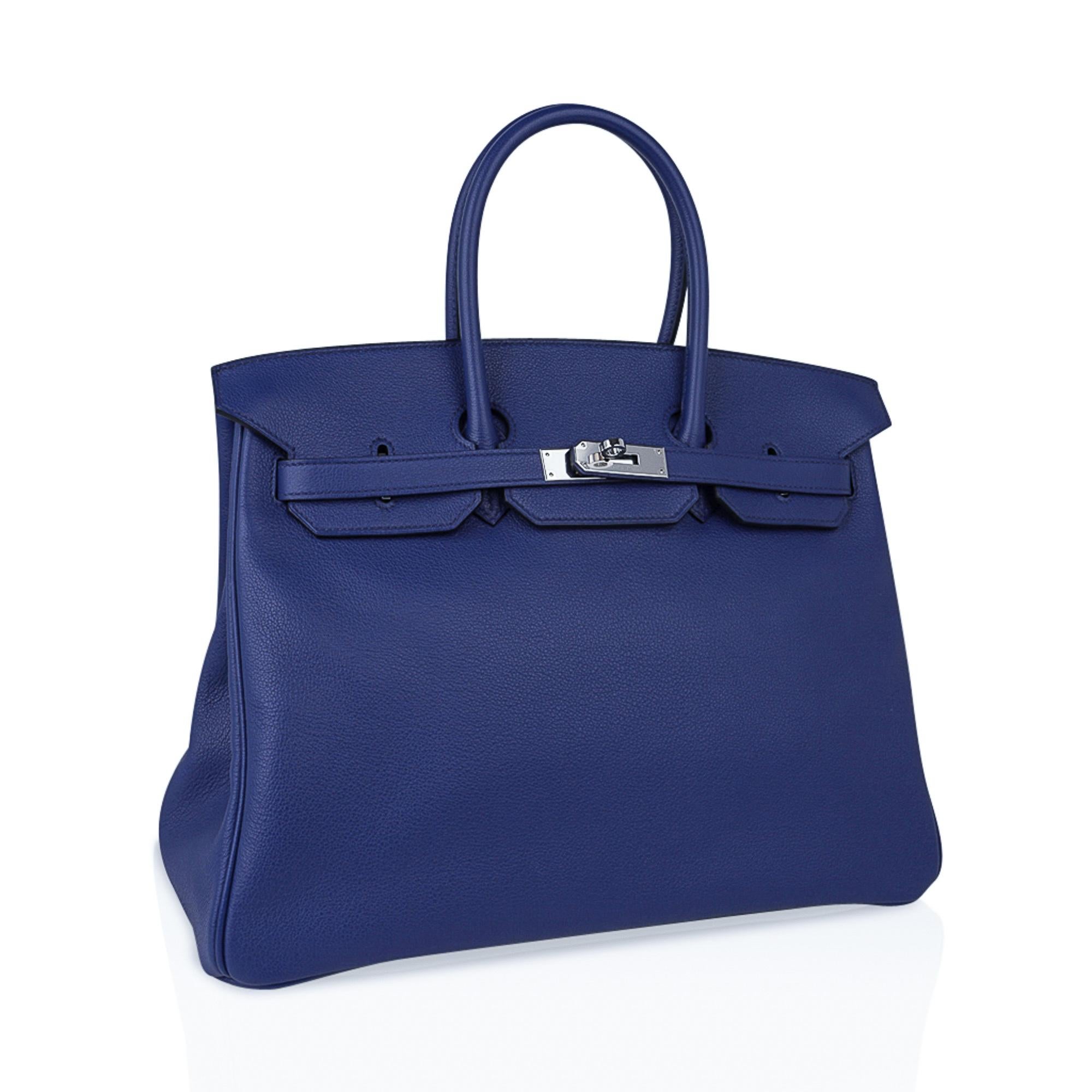 Mightychic propose une édition limitée très rare du sac Hermès Birkin 35 en bleu saphir avec intérieur en toile imprimée Sea Surf Fun. 
Le cuir Taurillon Novillo accentue le ton bleu profond de l'océan. 
Écharpe en toile d'intérieur Sea Surf and Fun