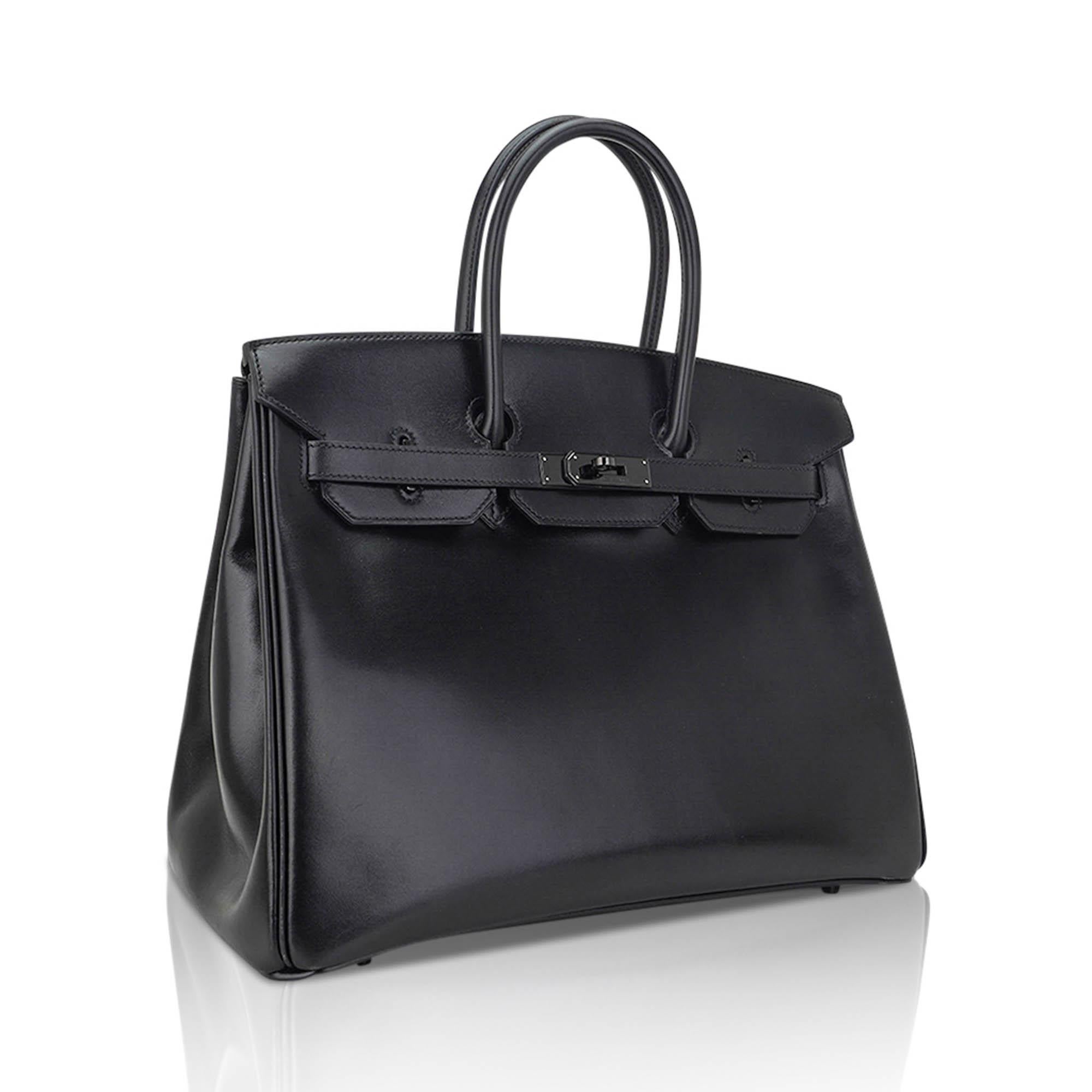 Mightychic ofrece una rara edición limitada del bolso Hermes Birkin So Black 35 en piel Heritage Box.
La colección fue la última muestra del genio de Jean Paul Gaultier como director creativo de Hermes antes de marcharse.
Este bolso excepcional es