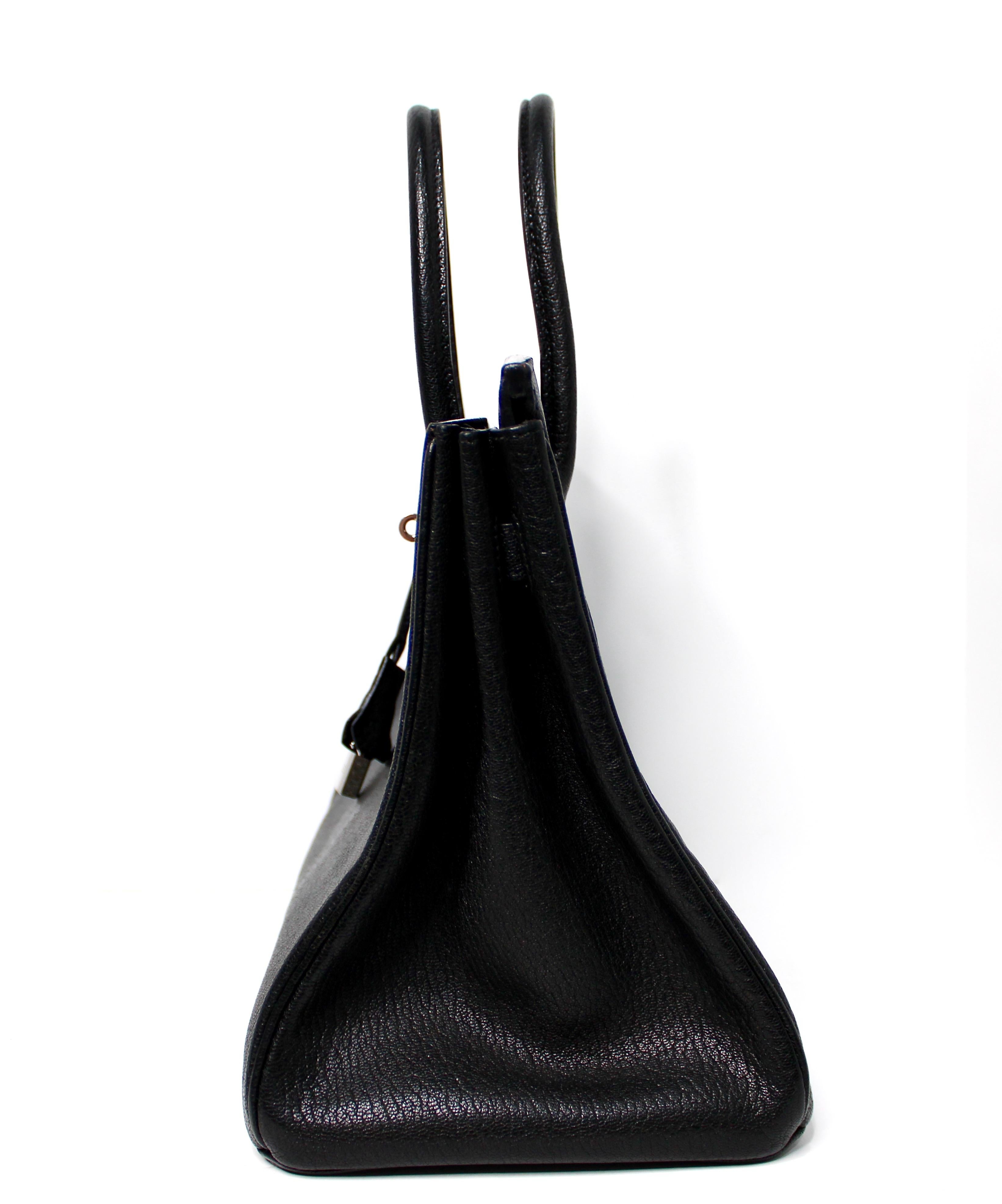 Le sac à main Hermès Birkin 35 en cuir de chèvre noir avec des accessoires Palladium circa 2003 est un accessoire de luxe intemporel qui incarne l'élégance et le savoir-faire. Fabriqué en peau de chèvre noire souple, ce sac à main respire la