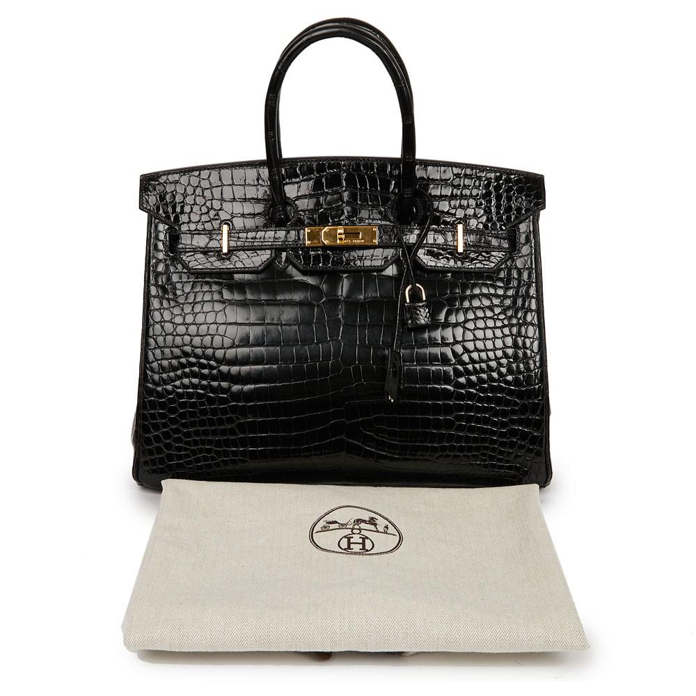 Beau sac Birkin de la Maison Hermès en taille 35 cm, il est en crocodile Porosus noir brillant. Intérieur en cuir noir. Le bijou est doré et en bon état (micro-rayures).  Le sac est en très bon état : coins, poignets, intérieur. Lettre : H dans un