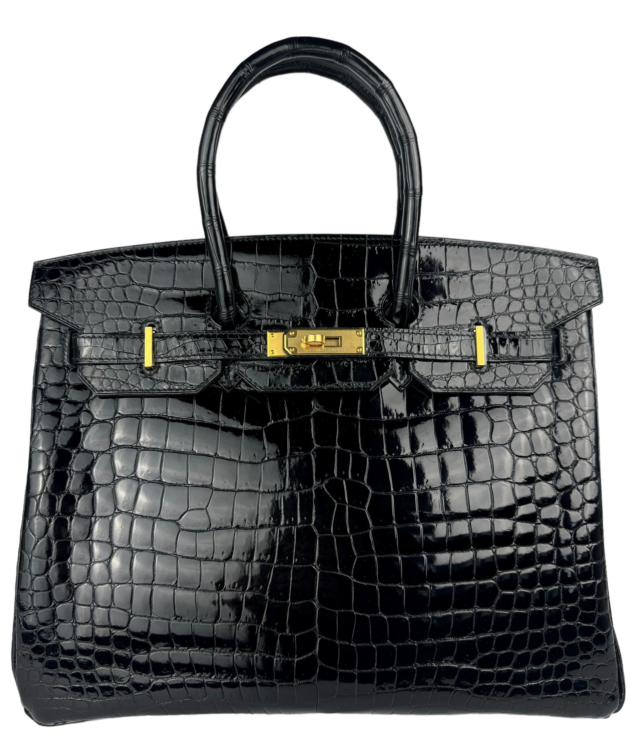 Pièce de collection absolument étonnante et rare. Hermes Birkin 35 Cuir de crocodile Porosus noir brillant. Complété par une quincaillerie dorée. État impeccable, plastique sur la quincaillerie, excellente structure et coins. 
Timbre O 2011.