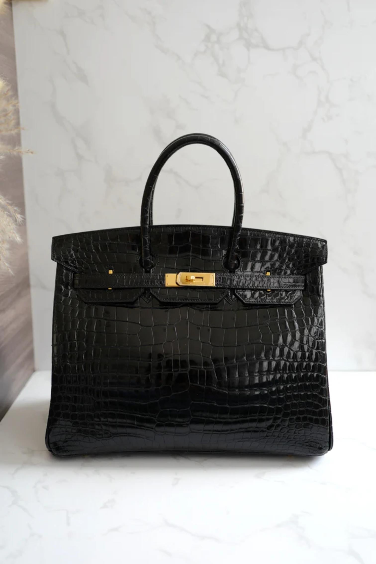 Icône d'un luxe inégalé, le Birkin 35 d'Hermès en crocodile Porosus noir brillant et quincaillerie dorée est l'incarnation même de la sophistication et de l'exclusivité. Ce sac à main exquis met en valeur le cuir exotique le plus prestigieux au