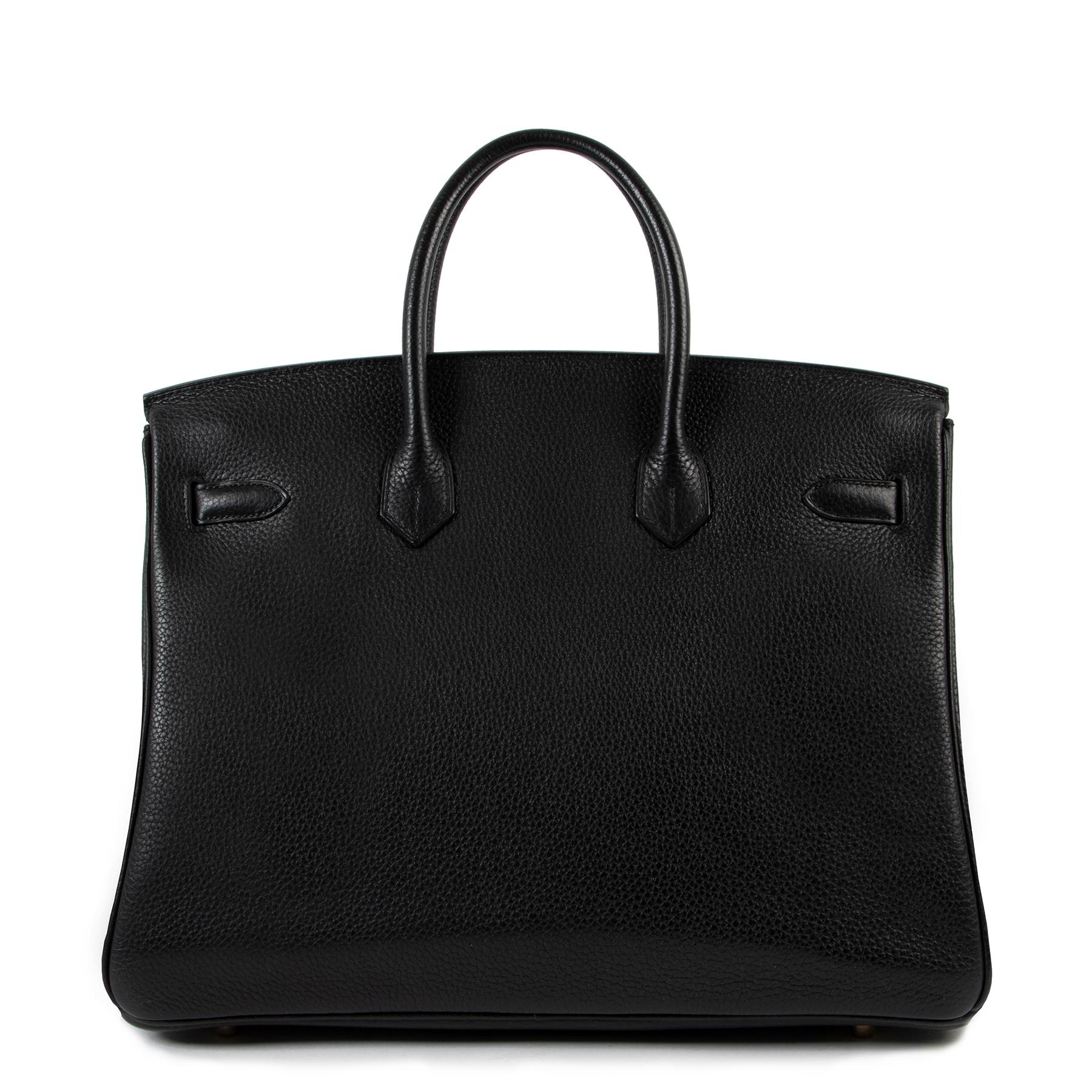 Hermès Birkin 35 Black Togo GHW

This timeless and elegant Hermès Birkin bag is a must have for the Hermès collector.
The bag matches every outfit and gives your look an instant upgrade.

Comes with:

box
dust bag
lock & keys