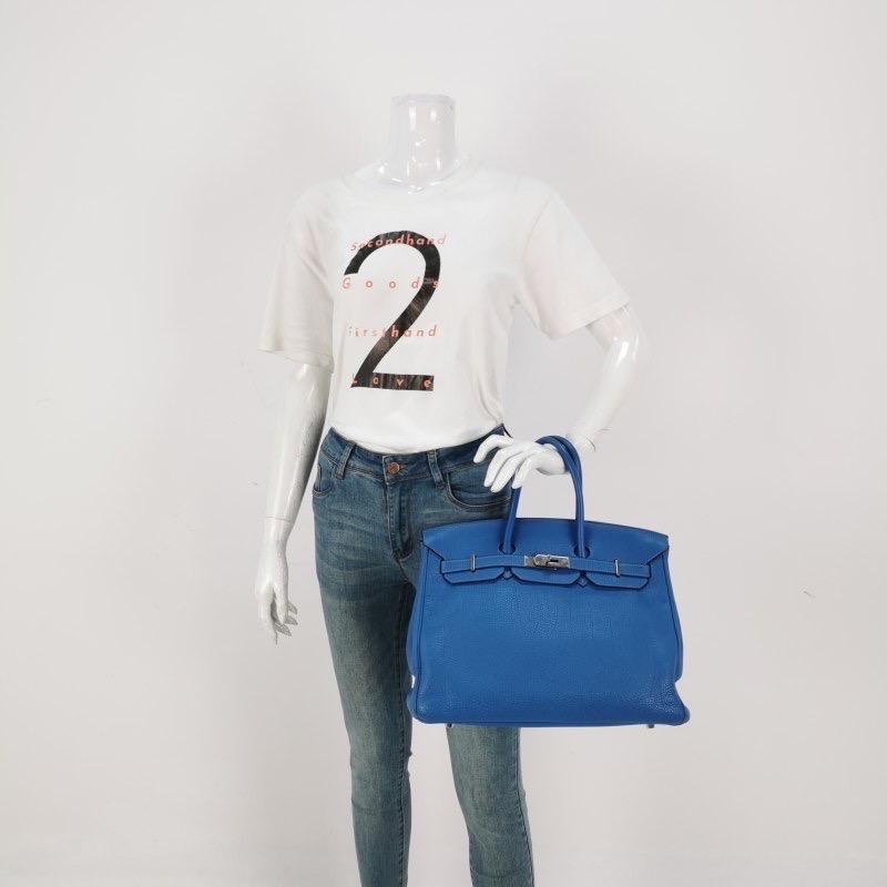 Condition: VERY GOOD ORIGINAL CONDITION

Overall light signs of use. Scratches on leather and hardware. Light stains on the inside. Rubbing on the corners, handles, wax on the edges. Leather creases. 

DETAILS

Brand: Hermes
Birkin 35
Exterior