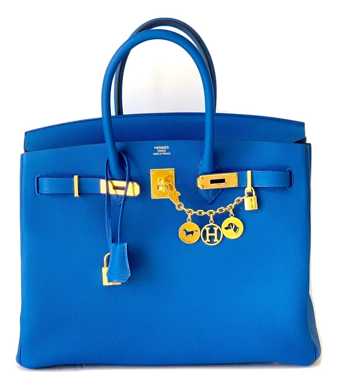 35cm Birkin
New Color: Blue Zellige
Togo Leather
Gold Hardware
Such a pretty blue!

Togo leather
Measurements: 13.75