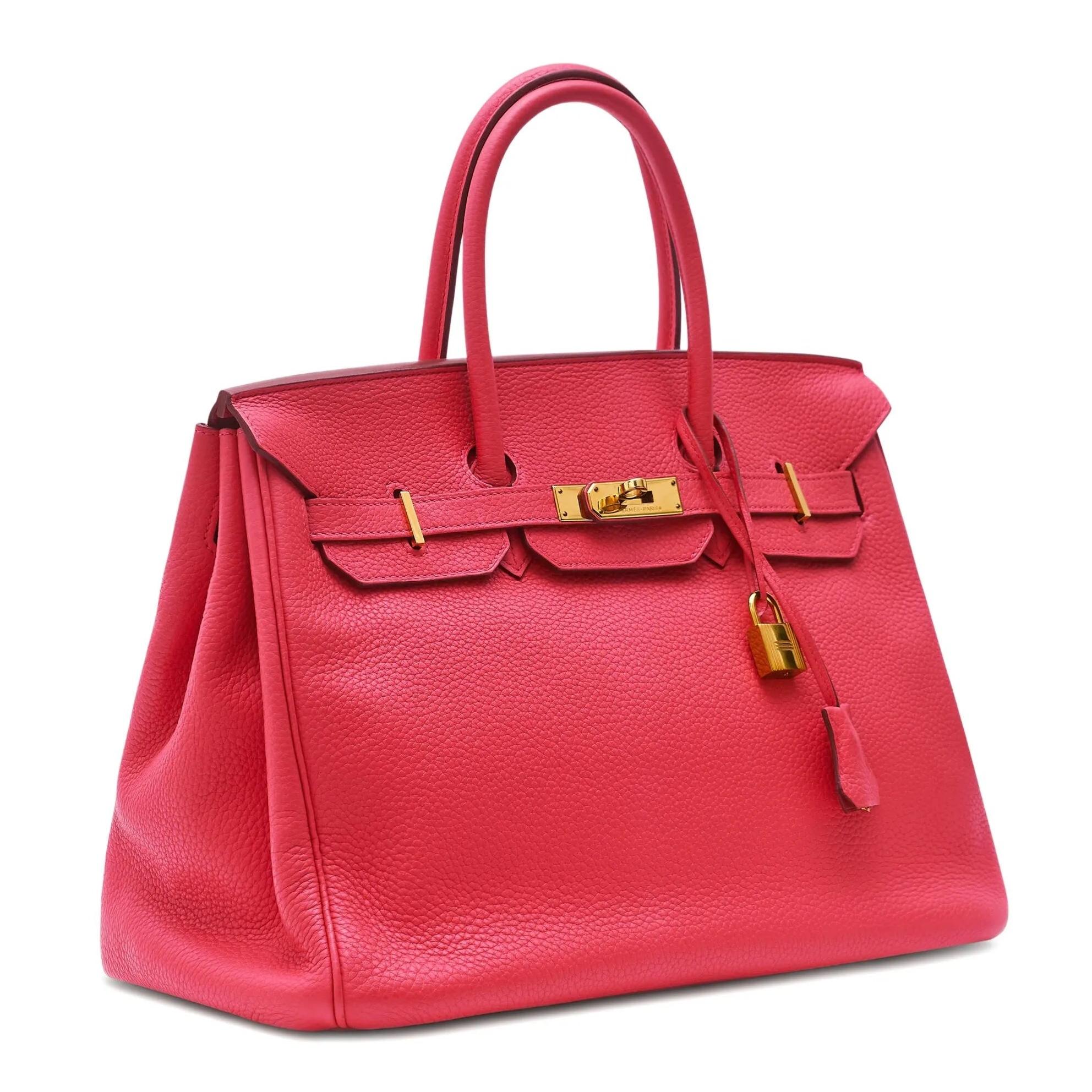 - Rosa
- Pelle Clemence
- Hardware in tonalità oro
- Chiusura a strappo
- Due maniglie superiori arrotolate
- Francobollo M Square, anno 2009
- Viene fornito con sacchetto antipolvere, lucchetto, chiavi, clochette e impermeabile
- Condizioni: