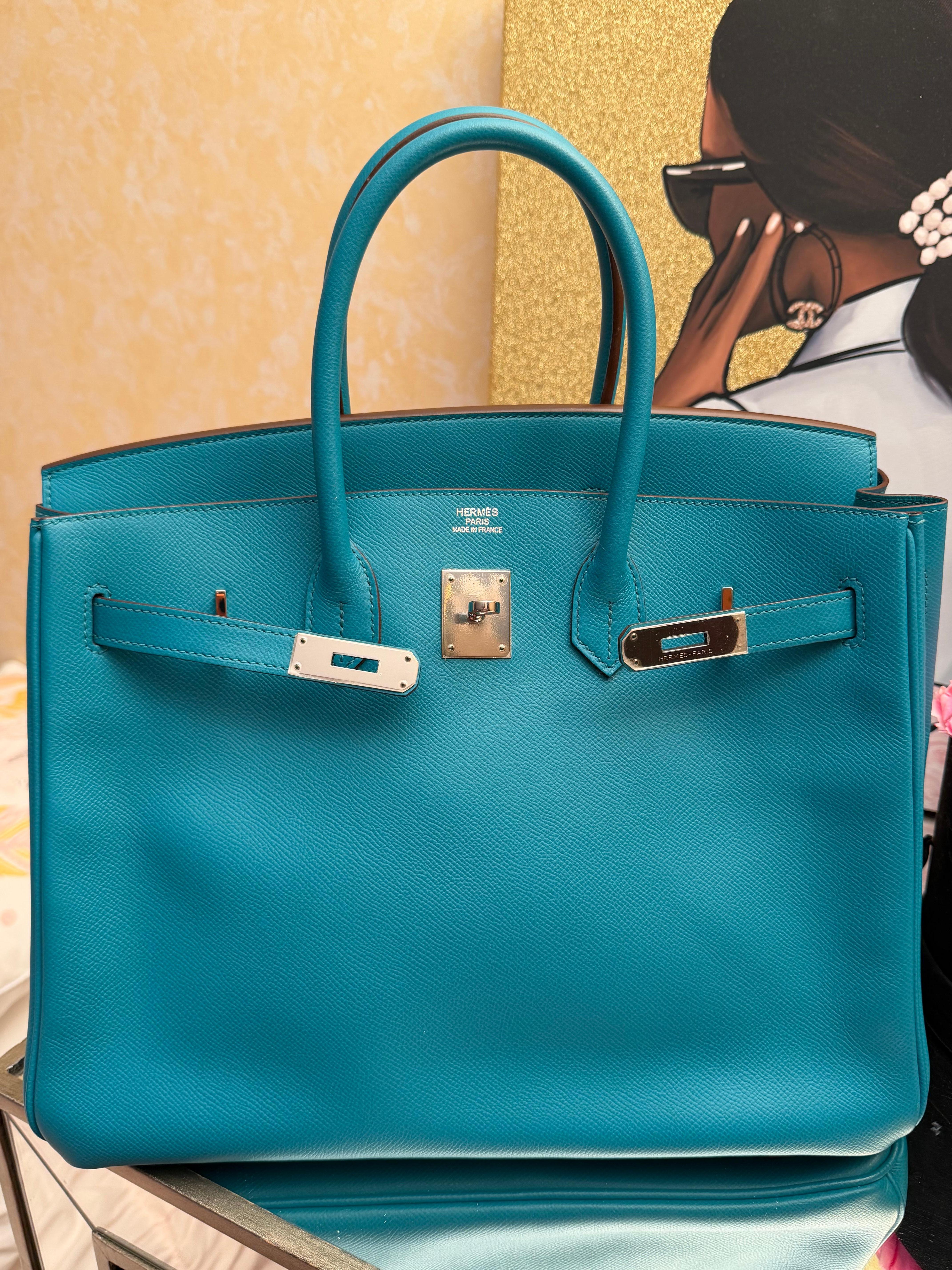 Sac Hermes Birkin 35 Epsom Bleu Paon PHW.
Livré avec un sac à poussière, des clés, une clochette et un casier. Timbre P.
Plastique sur la quincaillerie.
Excellent état.