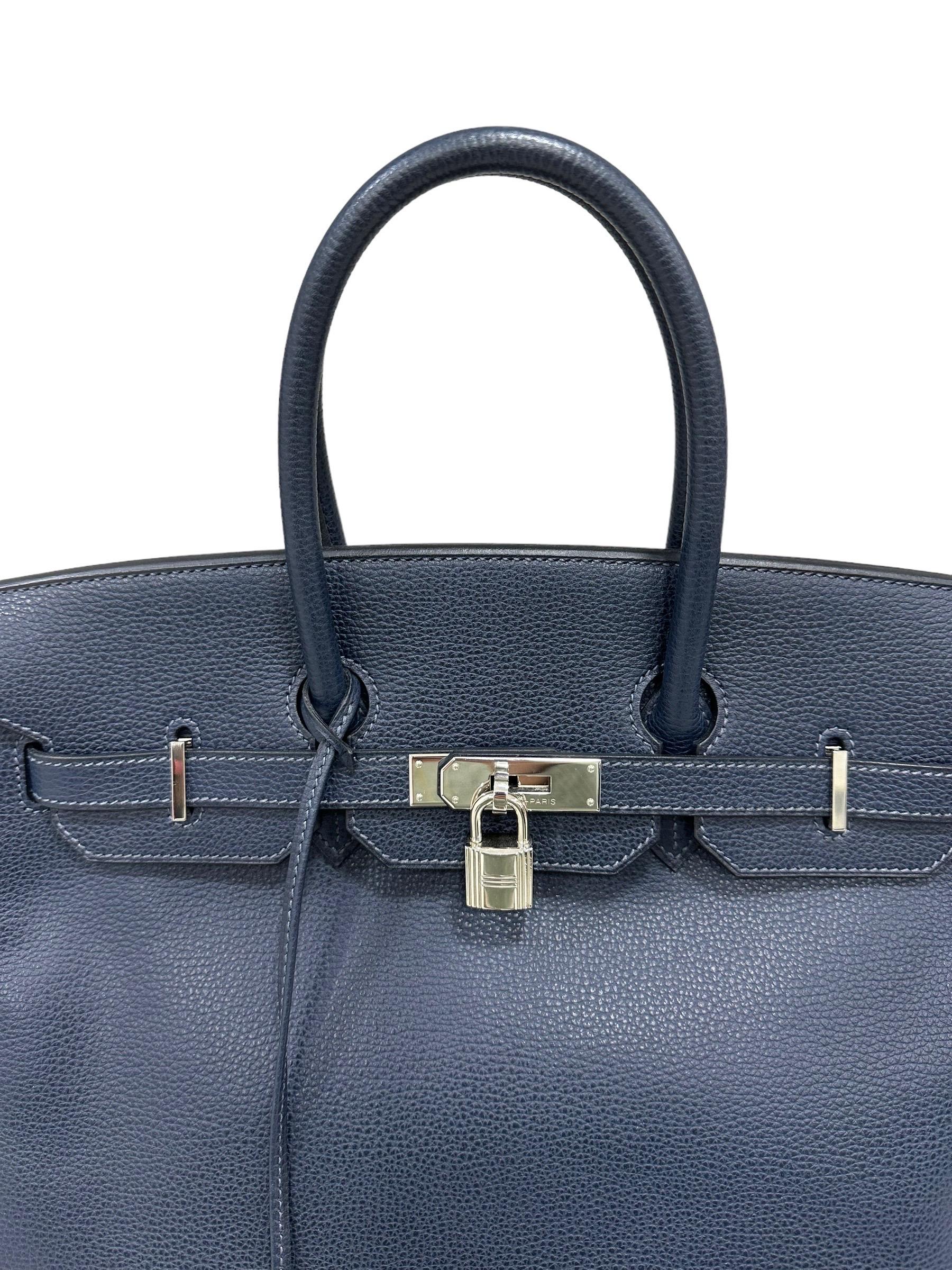 Sac à main Hermès, modèle Birkin, taille 35, réalisé en cuir Epsom de couleur Bleu Abysse avec des ferrures argentées. Équipé d'un rabat classique avec fermeture à emboîtement avec bande horizontale, cadenas et clés. Equipé d'une double poignée