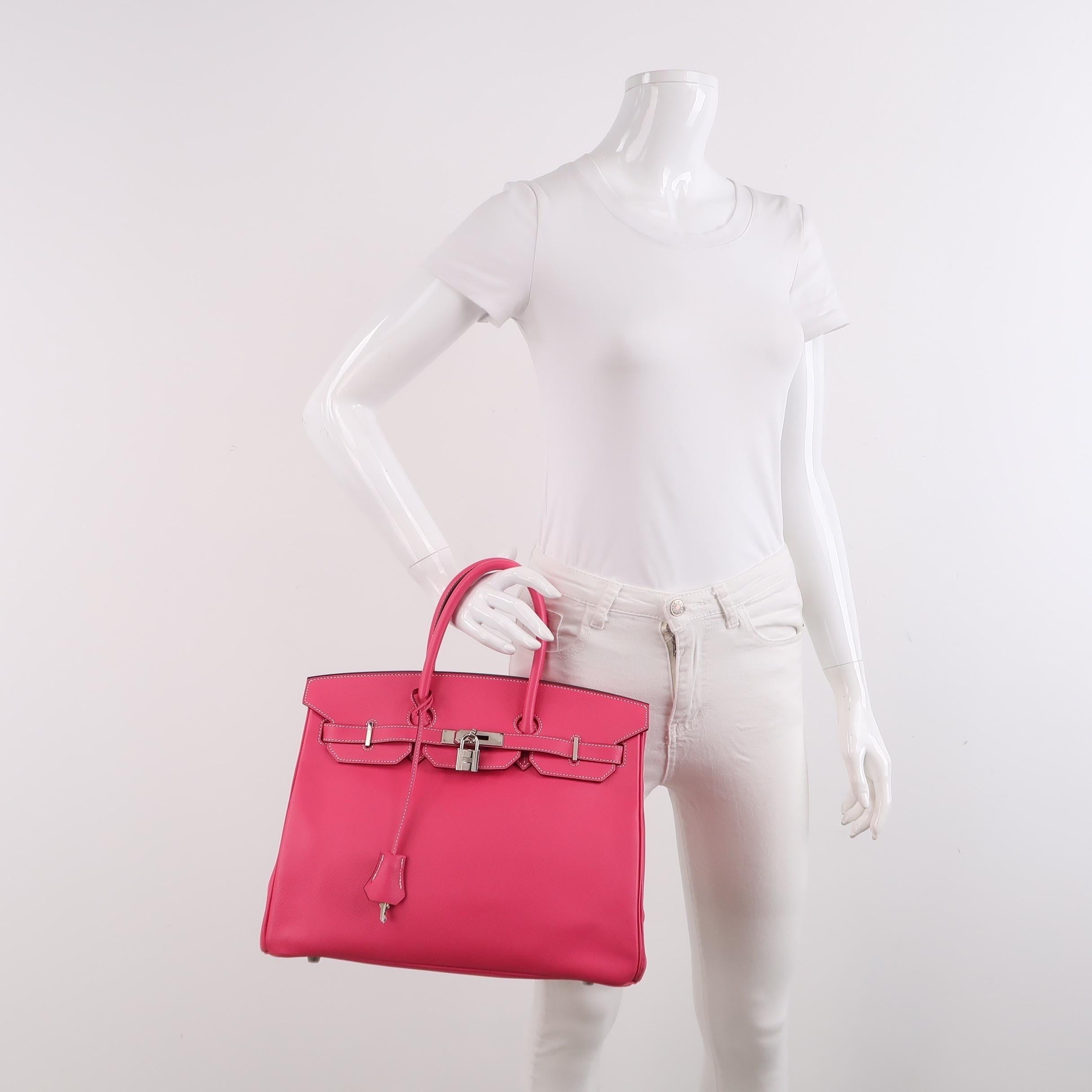 Condit : EXCELLENT

Légers signes d'utilisation dans l'ensemble. Rayures sur le cuir et la quincaillerie.  Frottement sur les coins, poignées, cire sur les bords. Etat original. 

DÉTAILS

Marque : Hermès
Birkin 35
Couleur extérieure : E5 Rose