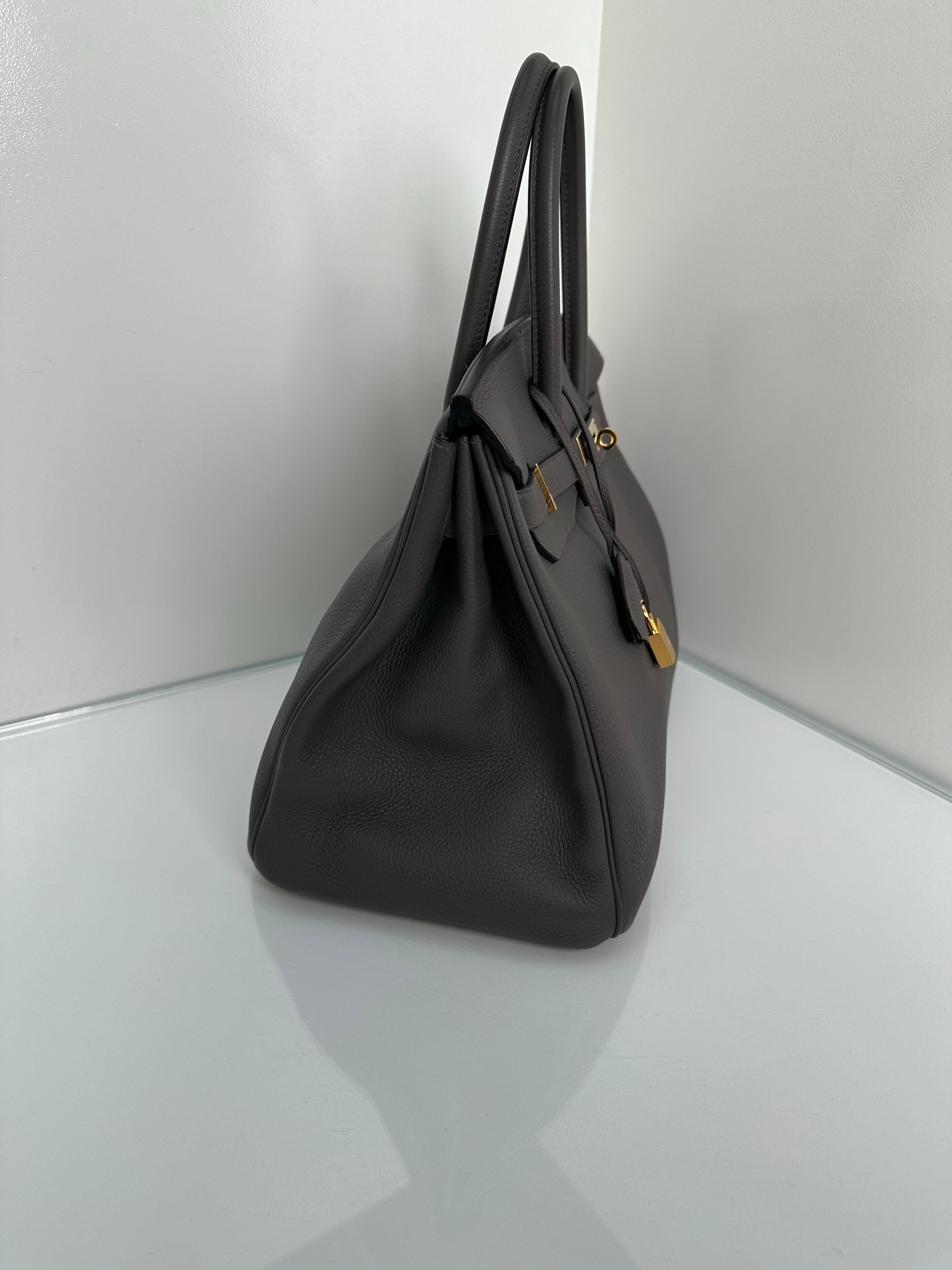 Borsa Hermes Birkin 35 Etain in pelle di Togo con finiture dorate. Borsa più recente. Un colore neutro molto difficile da trovare. Condizioni eccellenti. Include lucchetto, chiavi, clochette, dustbag. Garanzia di autenticità. 
