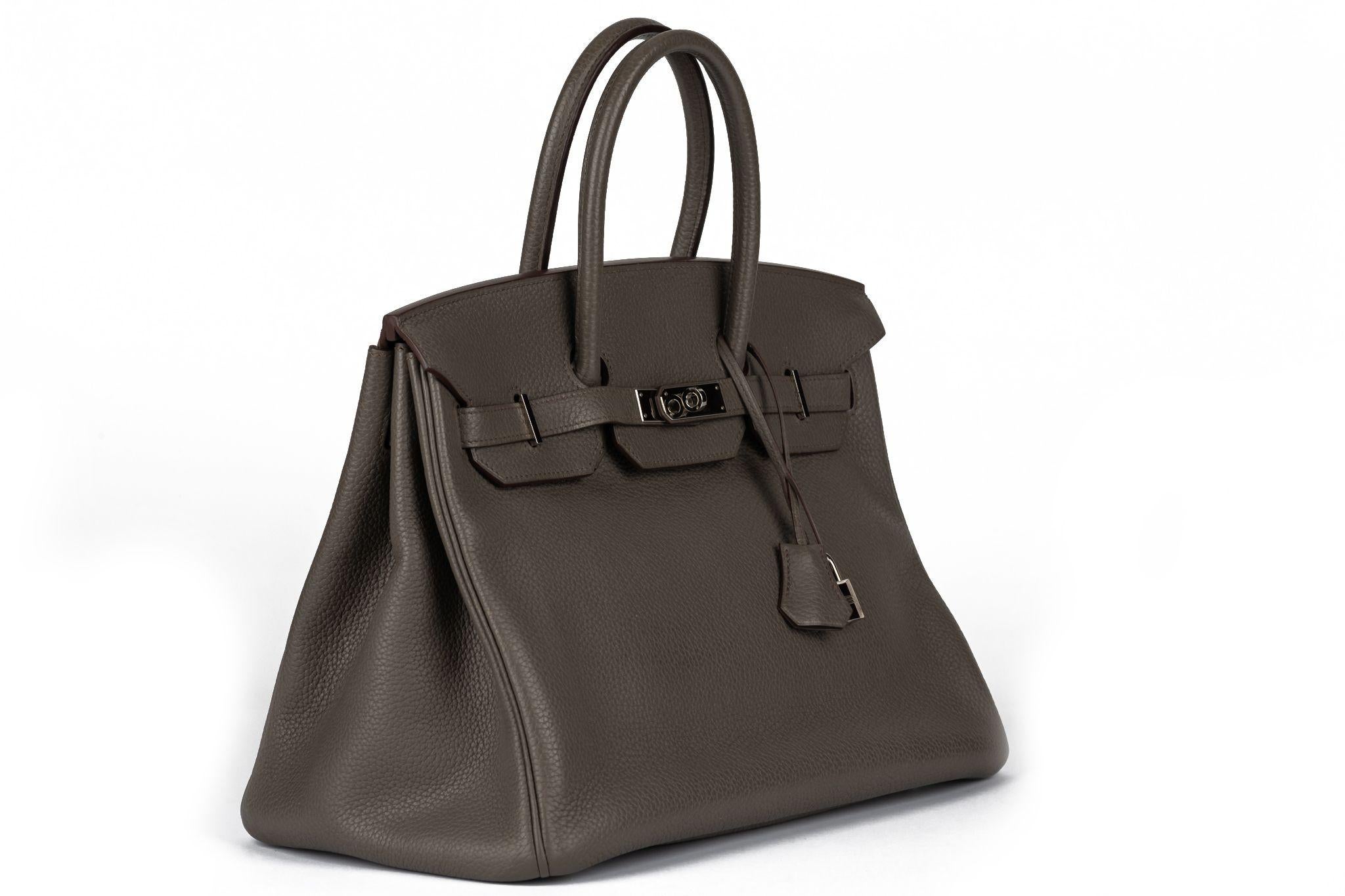 HERMÈS Birkin 35 in a etain tone crafted of taurillon clemence leather. One of the most sought after and classic bags there is. Date stamp P for 2012. The piece is in excellent condition and comes with the clochette, tirette, lock, keys, generic