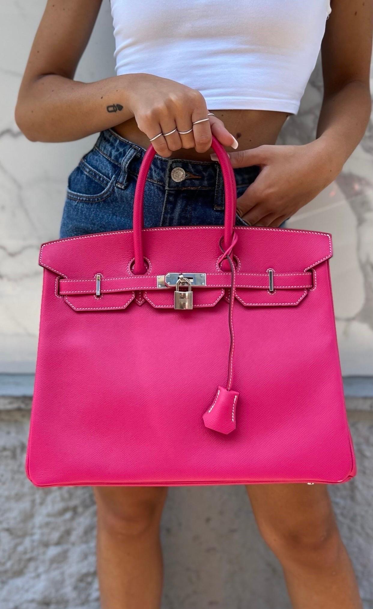 Hermès bag, Birkin model, size 35, made of rose tyrien Epsom leather with silver hardware. Equipped with a front flap with twist lock equipped with a padlock with keys. Internally lined in fuchsia smooth leather, very roomy. Equipped with two rigid