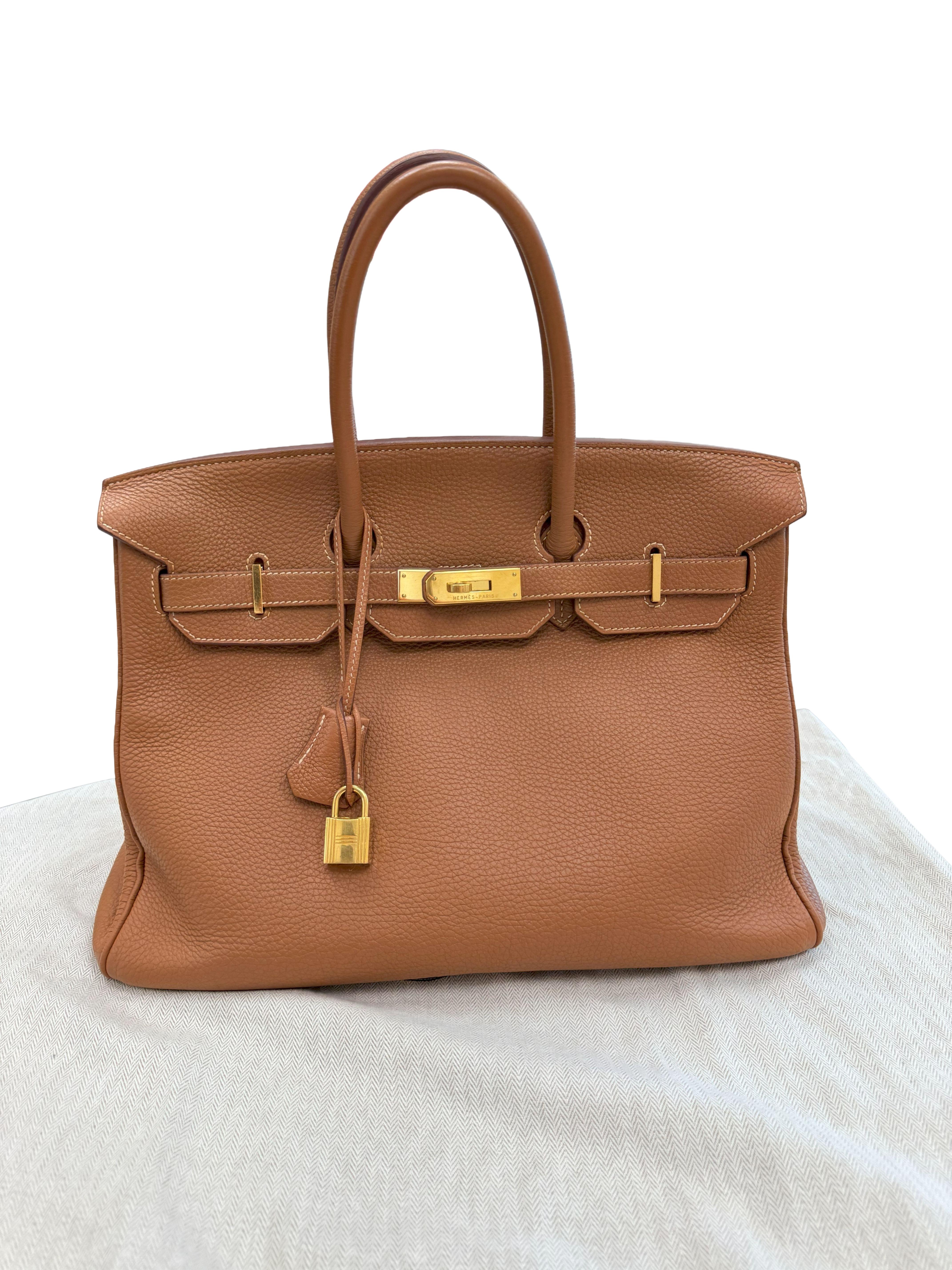 Ce Birkin 35 Hermès Gold Togo est l'exemple d'une rare harmonie entre l'attrait classique et l'élégance pratique. Grâce à des matériaux de qualité supérieure, à une fabrication soignée et à une gamme complète d'accessoires, il s'agit d'un complément