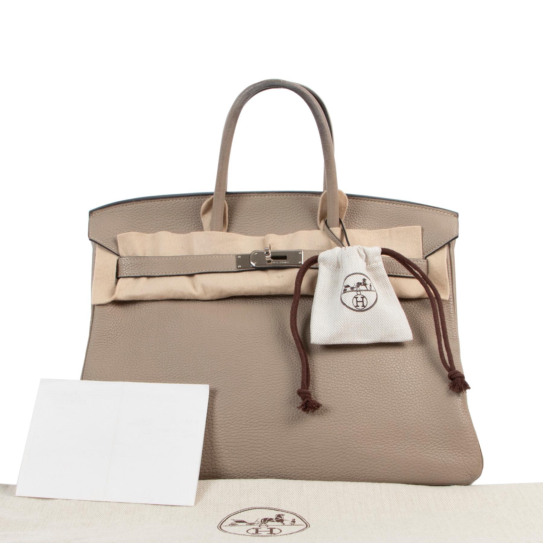 Hermès Birkin 35 Gris Tourterelle Veau Togo Doublure Chevre Pigmente PHW

This iconic Hermès Birkin bag comes in a wonderful Gris Tourterelle, a neutral hue, making it the perfect fit for your daily adventures. The lightly pebbled Togo leather is