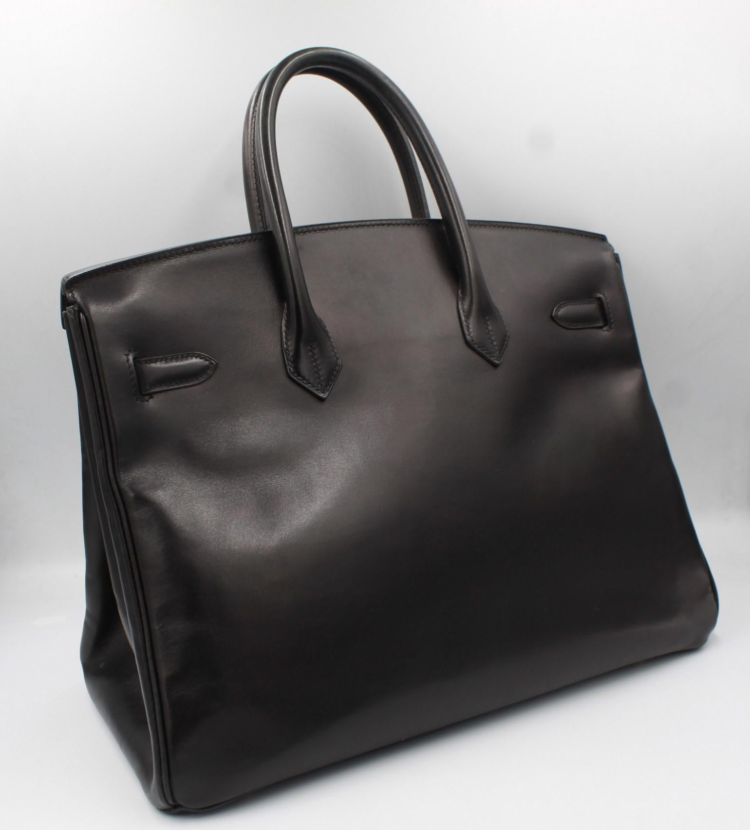 Hermès Birkin 35 handbag in black box leather.
Gold finishes.
good condition, with some lights signs of wear.
sold with its padlock and keys.
35cm x 29cm x 18cm