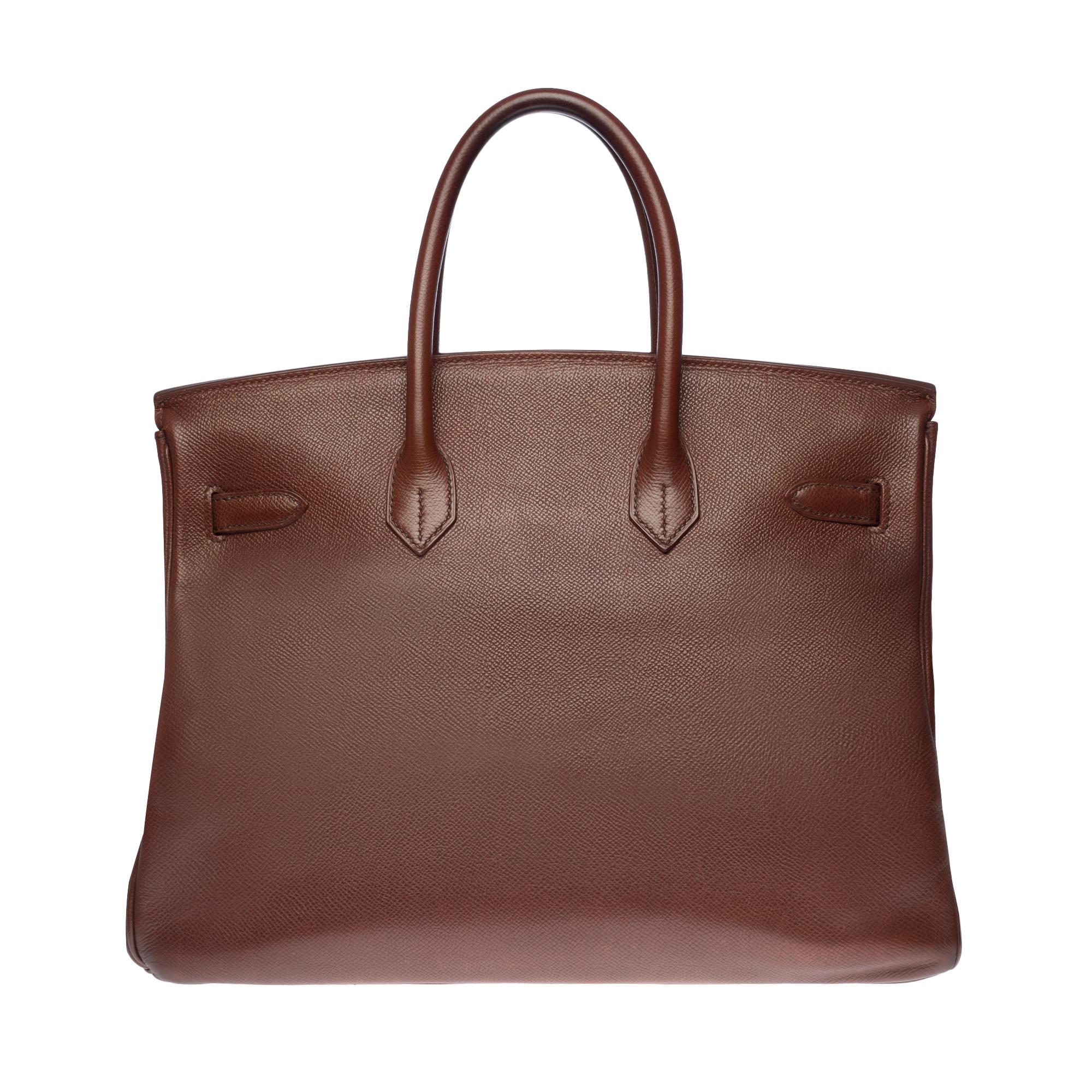 Beautiful Hermes Birkin 35 cm handbag in brown Courchevel leather, gold-plated metal hardware, double brown leather handle allowing a handheld.

Closure by flap.
Lining in brown leather, a zipped pocket, a patch pocket.
Signature: 
