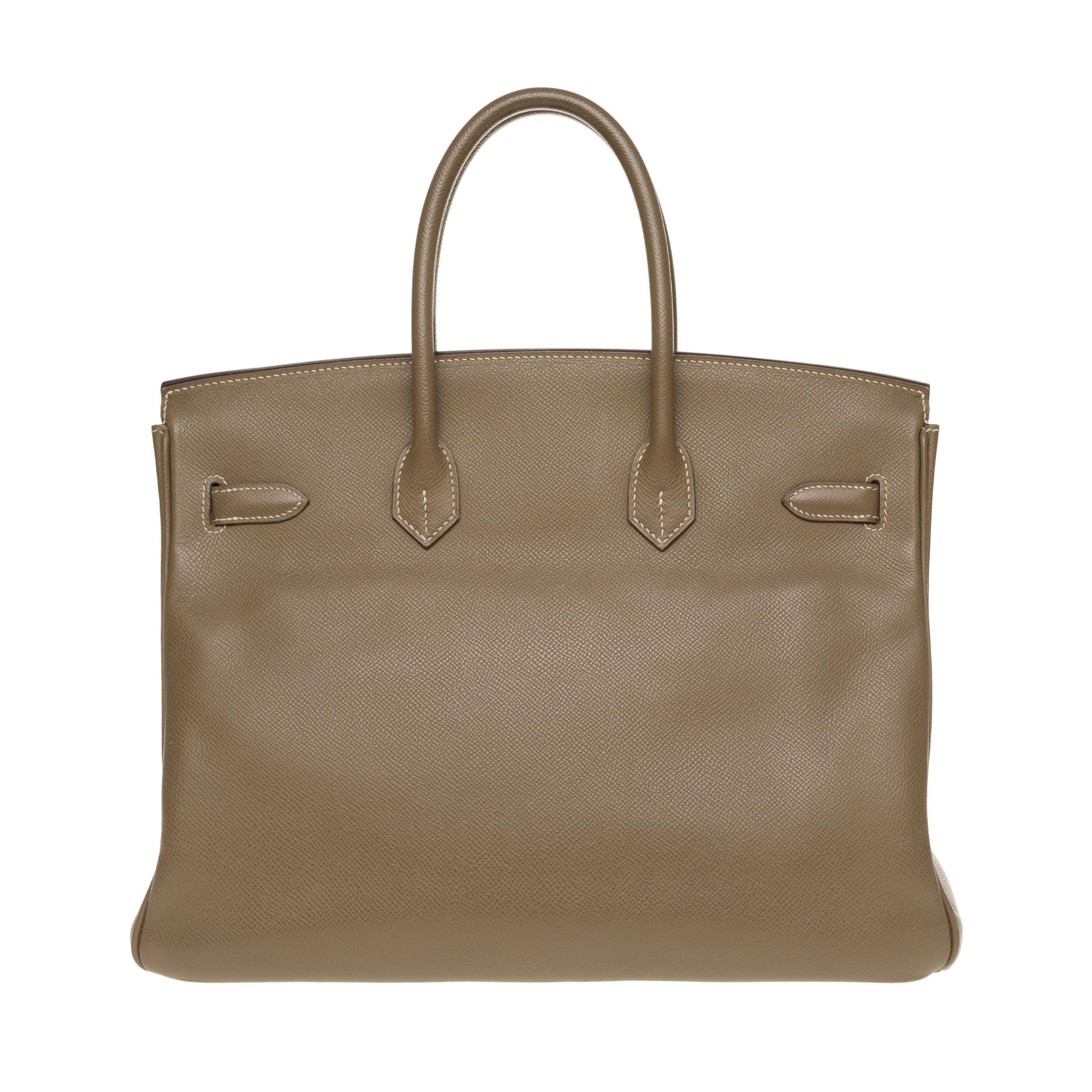 Stunning handbag Hermes Birkin 35 cm in Epsom Etoupe, Silver metal trim, double handle in étoupe leather allowing a handheld.

Closure by flap.
Taupe leather inner lining, zip pocket, patch pocket.
Signature: 