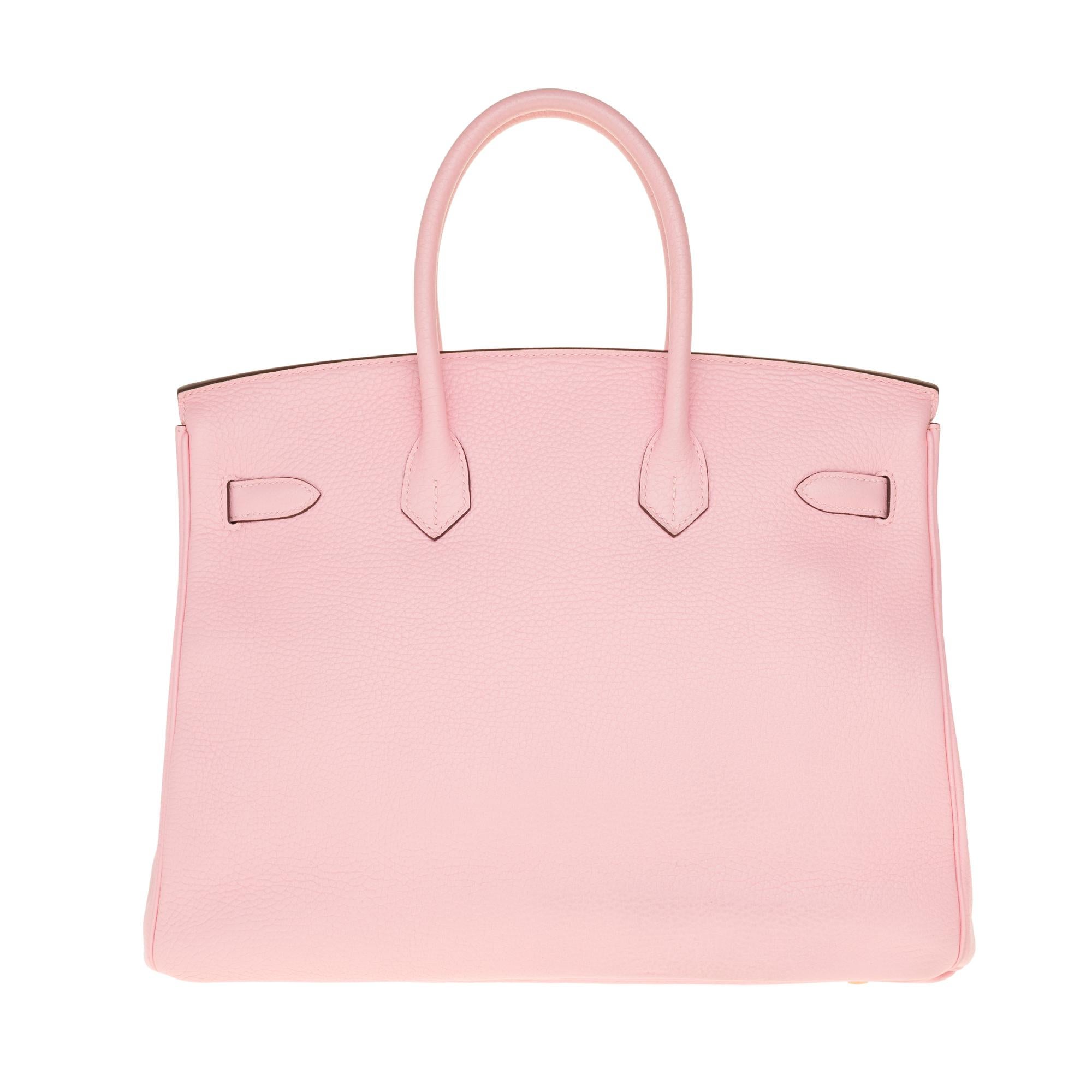 Stunning Hermes Birkin 35 cm handbag in Taurillon Clémence in one of the most coveted colors in the world: Sakura Rose , pink interior, gold plated metal hardware, double handle in pink leather allowing a hand held.

Closure by flap.
Lining in pink