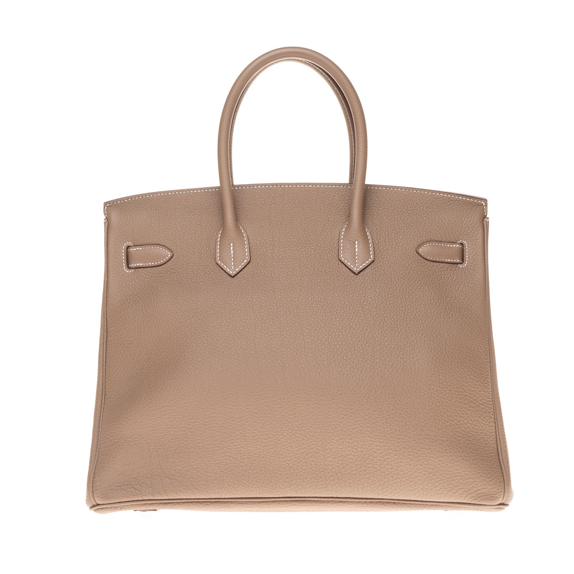 Stunning handbag Hermes Birkin 35 cm in Togo Etoupe leather, Silver metal trim, double handle in étoupe leather allowing a handheld.

Closure by flap.
Taupe leather inner lining, zip pocket, patch pocket.
Signature: 