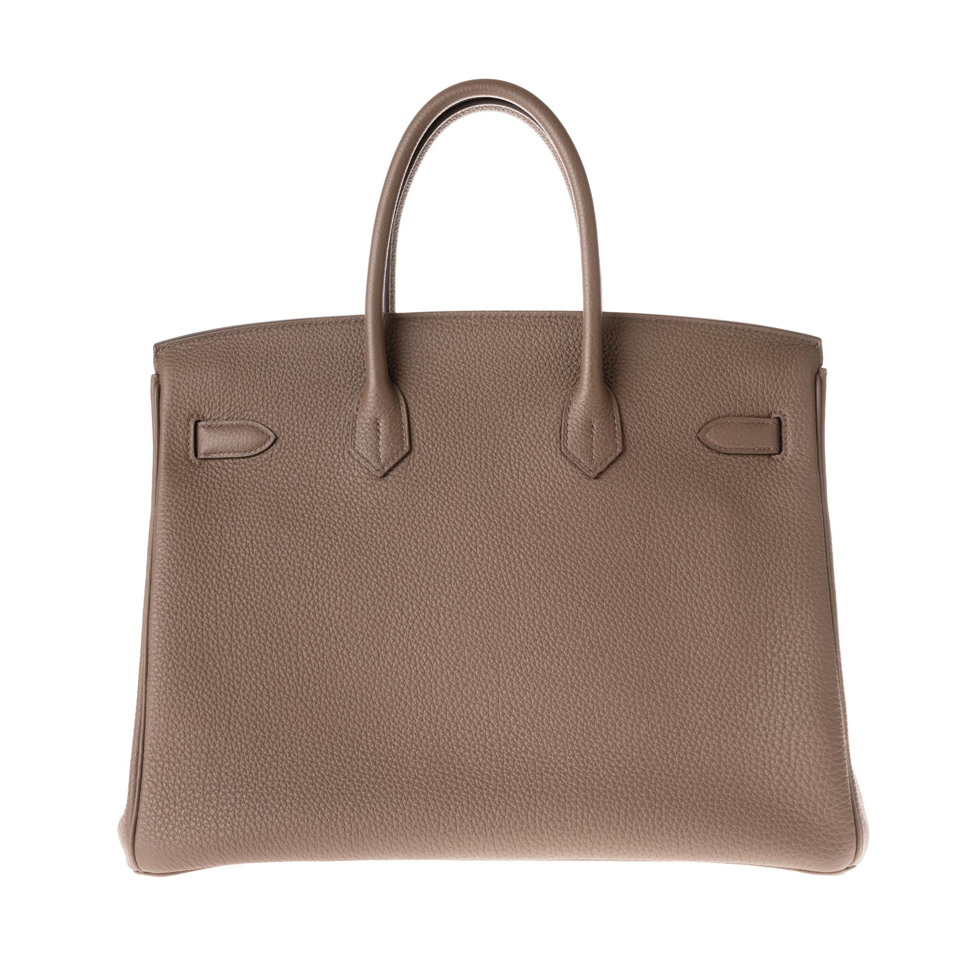 Atemberaubende Handtasche Hermes Birkin 35 cm in Togo-Lederfarbe Taupe:: silberner Metallbesatz:: doppelter Griff aus taupefarbenem Leder:: der ein Handhaben ermöglicht. 

Verschluss durch Klappe. 
Innenfutter aus taupefarbenem Leder::