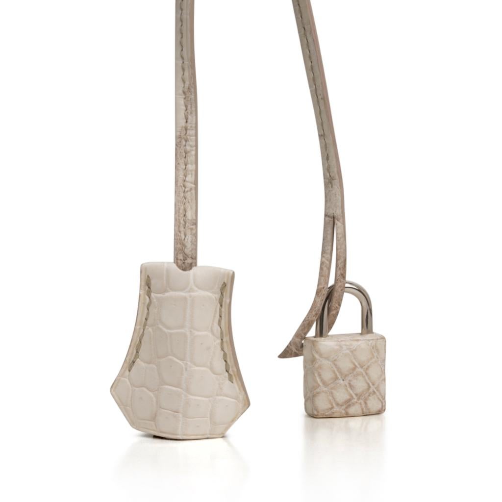 Mightychic vous propose un sac Hermes Birkin 35 extraordinaire garanti authentique, réalisé dans le crocodile mat Himalaya le plus convoité.
Ce sac exclusif Hermes Birkin Holy Grail est un must have pour les collectionneurs !
Frais avec matériel