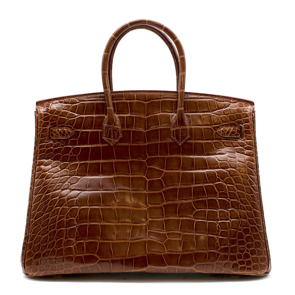 Hermès Birkin 35 in Miel Lisse Alligator Mississippiensis with Gold Hardware. 
2015

Includes Receipt, Dust Bags, Clochette, Lock and Keys. 
Size: 35

35 cm x 24 cm x 12 cm