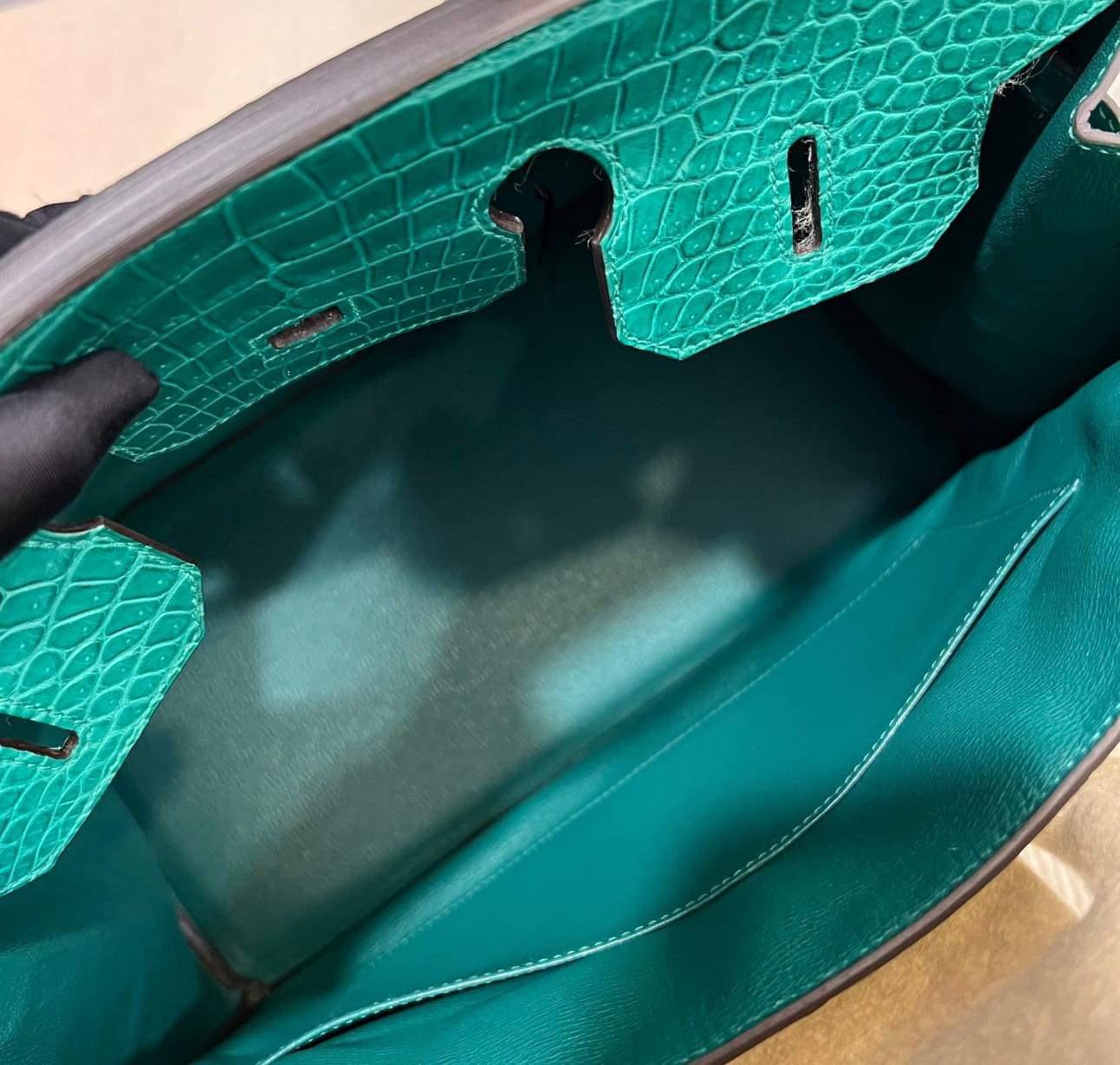 Hermes Birkin 35 Malachite Green Porosus Crocodile Mat Matte Palladium Hardware.
Comes in full set with dust bag, keys, clochette, Hermes box and ribbon.
Mesurements : 25cm High x 35cm Wide x 18cm Deep
Condition : Pristine condition
Origin of