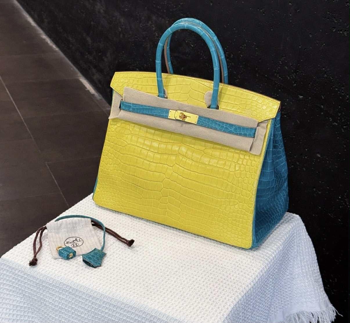 Hermes Birkin 35 Mimosa/Bleu Paon Matte Porosus Crocodile Brashed GHW.
Excellent état.

Pièce rare en édition limitée.

Un timbre.
