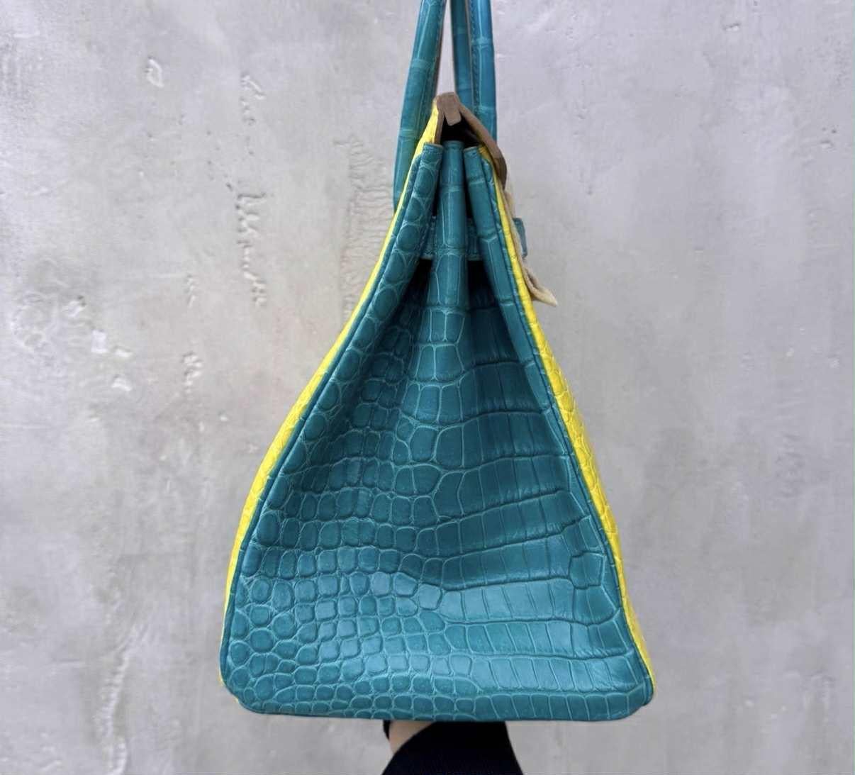 Hermes Birkin 35 Mimosa/Bleu Paon Matte Porosus Crocodile Brashed GHW sac Excellent état - En vente à New York, NY