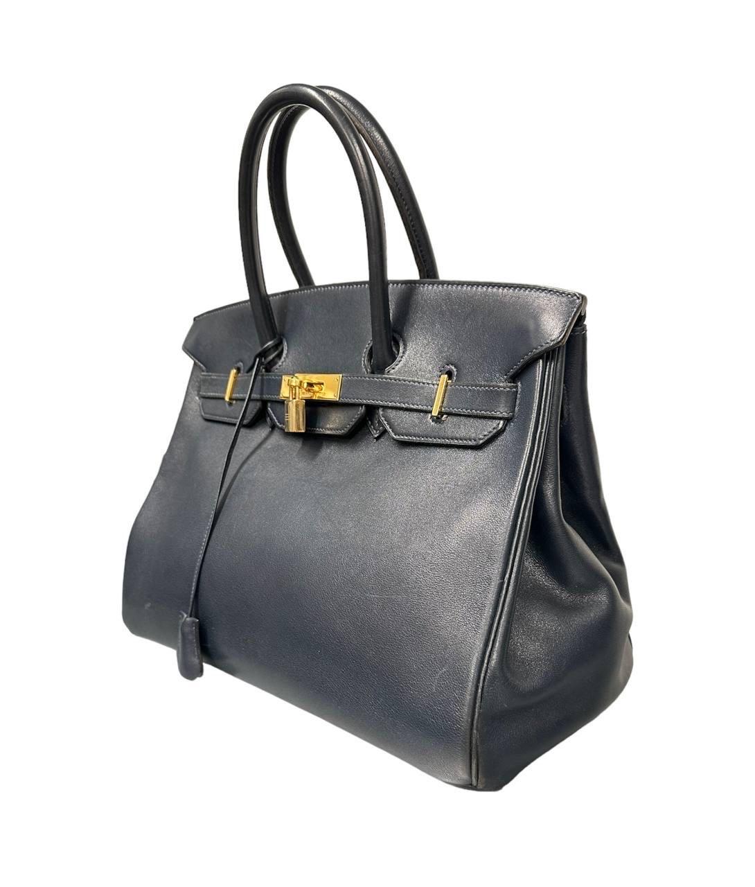 Bag by Hermès, Birkin model, size 35, made in Obscur color Courchevel leather, with gold hardware. Equipped with a flap with a classic padlock closure. Internally lined in leather, very roomy. Equipped with a double rigid leather handle and a