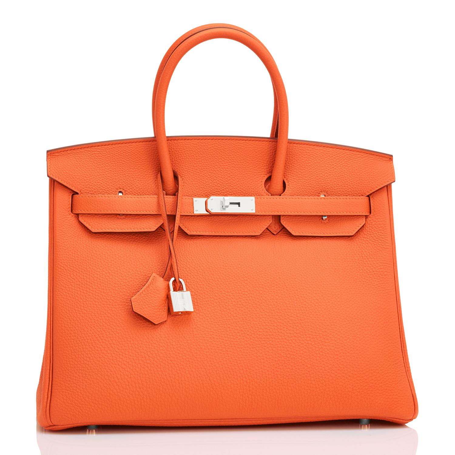 Hermes Birkin 35 Orange Feu Togo Palladium Hardware NEW
Spektakulär schöne Kombination! 
Feu Orange ist sehr begehrt und nur noch selten zu finden. 
Brandneu im Karton. Frisch lagern. Tadelloser Zustand (mit Plastikbeschlägen). 
Das perfekte