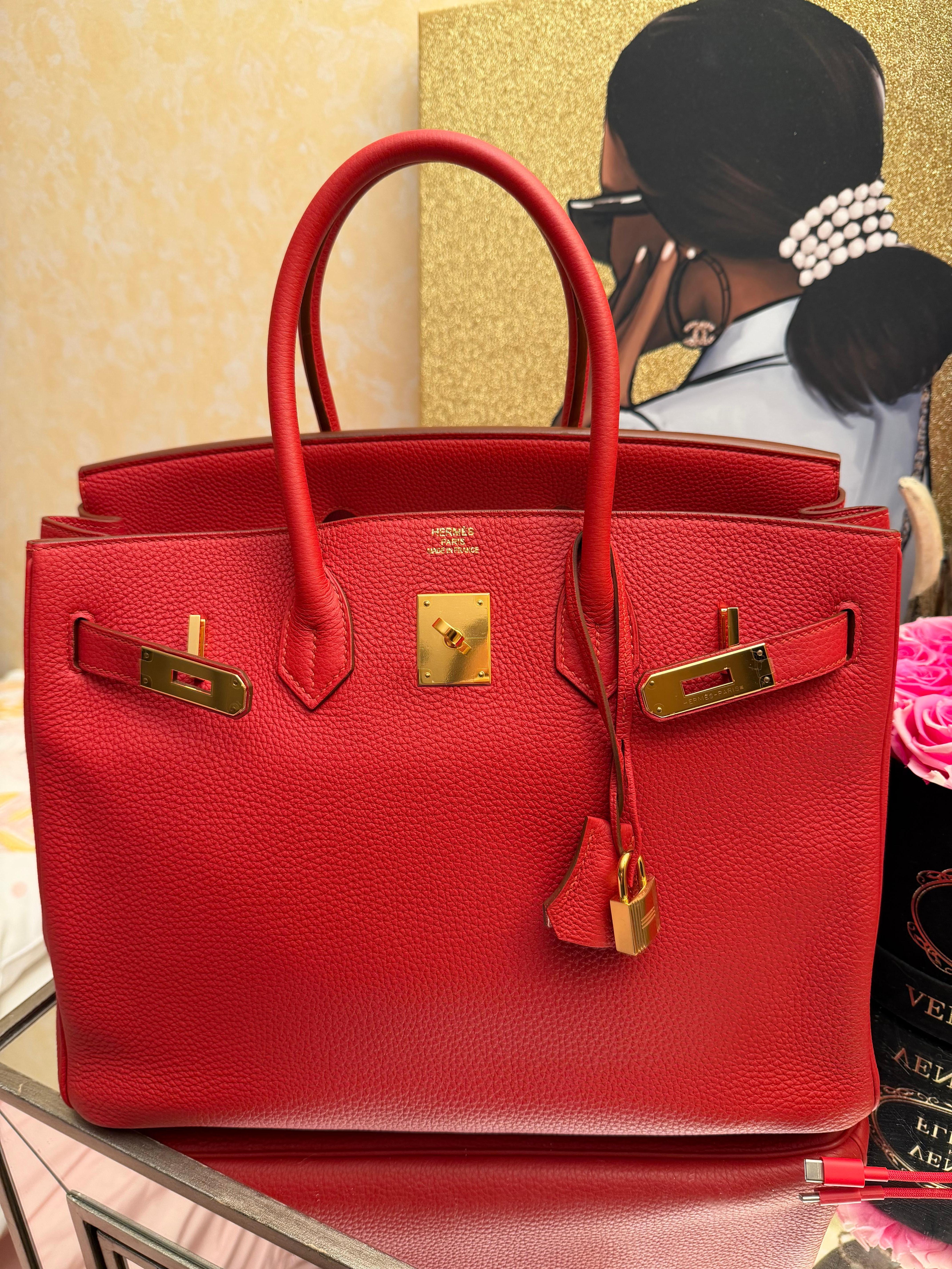 Hermes Birkin 35 Borsa in pelle rossa Togo con GHW.
Timbro Q.
Ottime condizioni d'uso. Plastica sulla ferramenta. Ferramenta dorata.
Viene fornito con sacchetto antipolvere, chiavi, Clochette e armadietto.