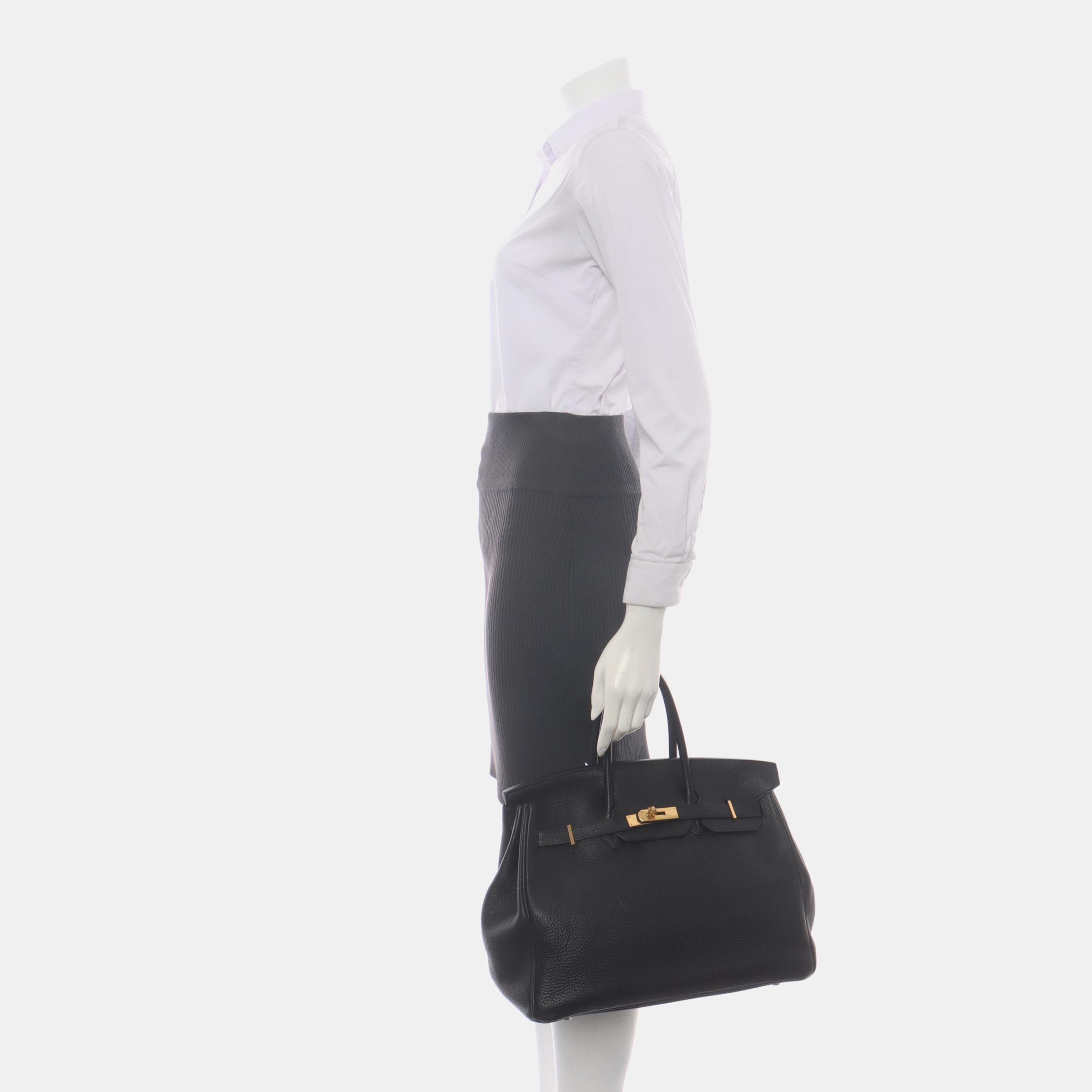 Condition: Good condition.

IMPORTANT: This bag has been dyed black from its original color red. 

Overall signs of use. Scratches on leather and hardware. Light stains on the inside. Rubbing on the corners, handles, wax on the edges. Leather