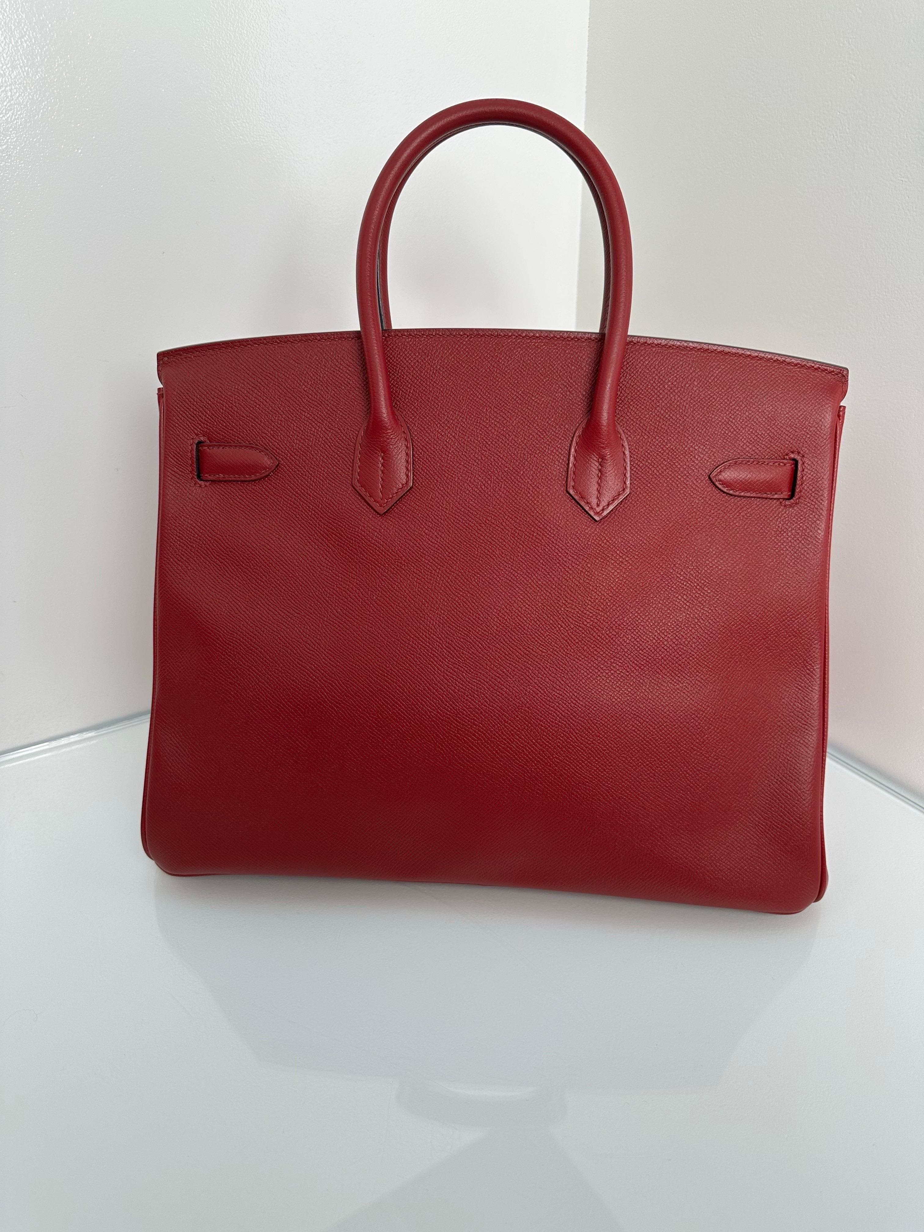 Hermès Birkin 35 Rouge Grenat en cuir d'Epsom et orfèvrerie dorée. Excellent état. Sac plus récent d'un rouge éclatant. Objet de collection. Comprend un cadenas, une clé, une clochette et un sac à poussière. Garantie d'authenticité. 