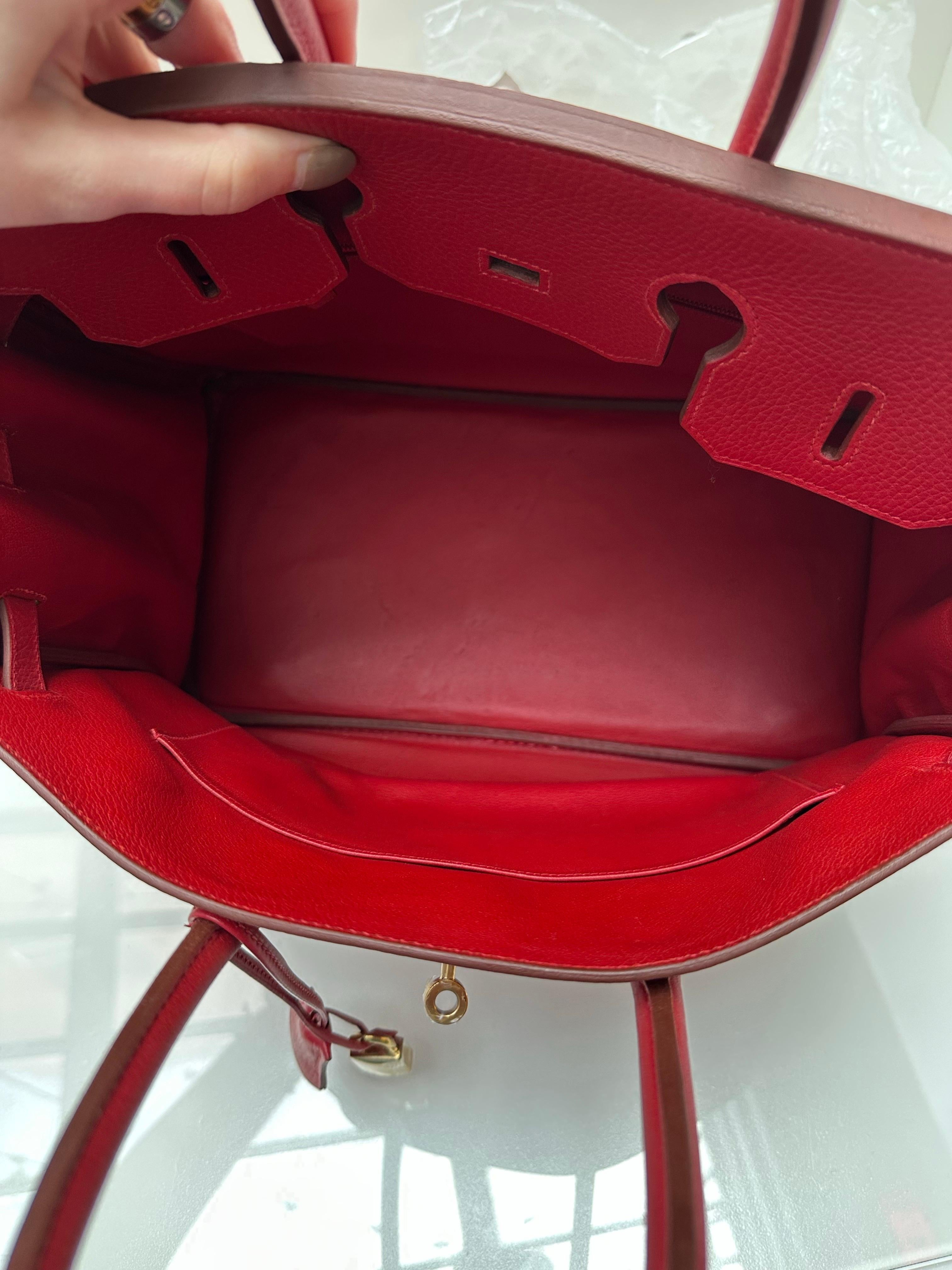 Hermes Rouge Vif Birkin 35 Tasche.
Erstklassiger Zustand. Goldfarbene Hardware. Innen sauber. Leuchtend rote Farbe. Seltenes Sammlerstück. Inklusive Clochette, Schloss, Schlüssel und Staubbeutel. Garantiert echt.