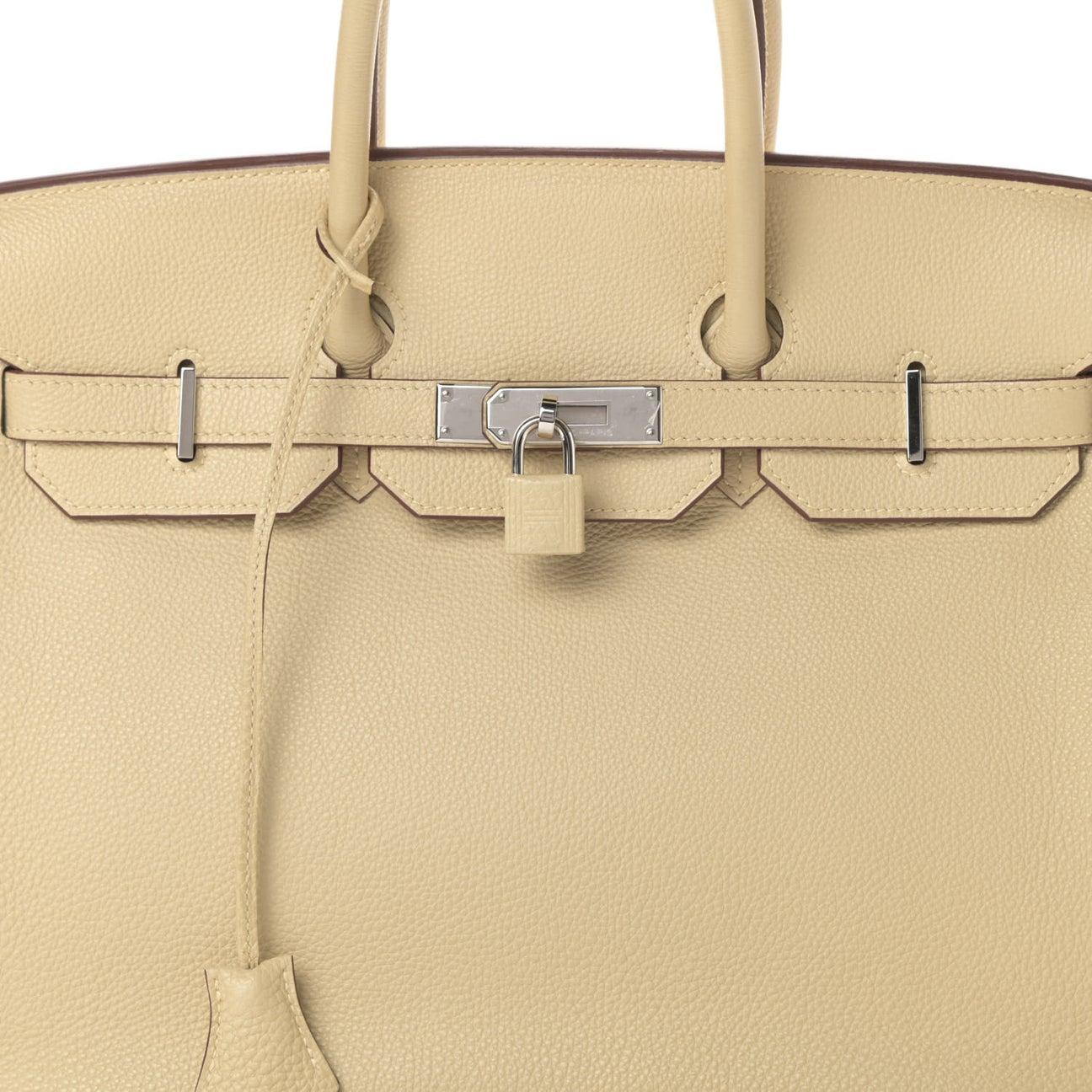 Pre-Owned Vintage By Zustand
Aus der Collection'S 2009
Parchemin
Togo-Leder
Palladium-Hardware
Maße: 14