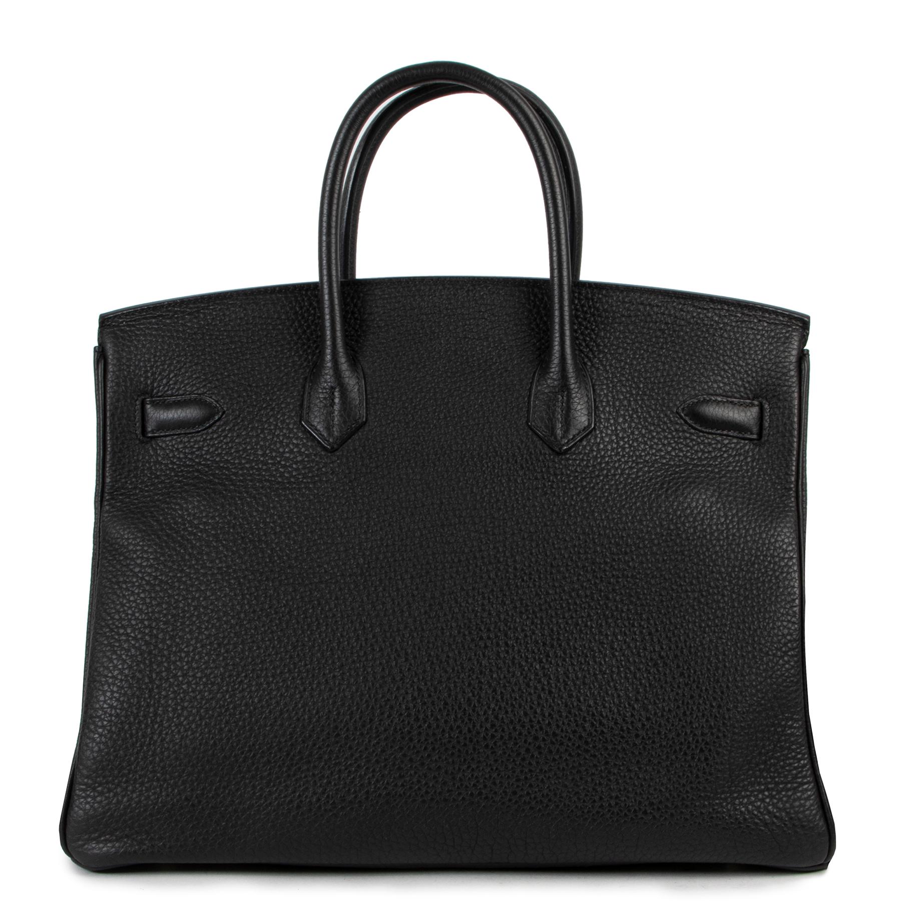 Hermès Birkin 35 Togo Black PHW

This combination of Black togo with palladium silver-toned hardware makes this Hermès Birkin in the size 35 a highly coveted must-have bag! The Hermès Birkin 35 Togo Black PHW is the perfect all-round bag for the