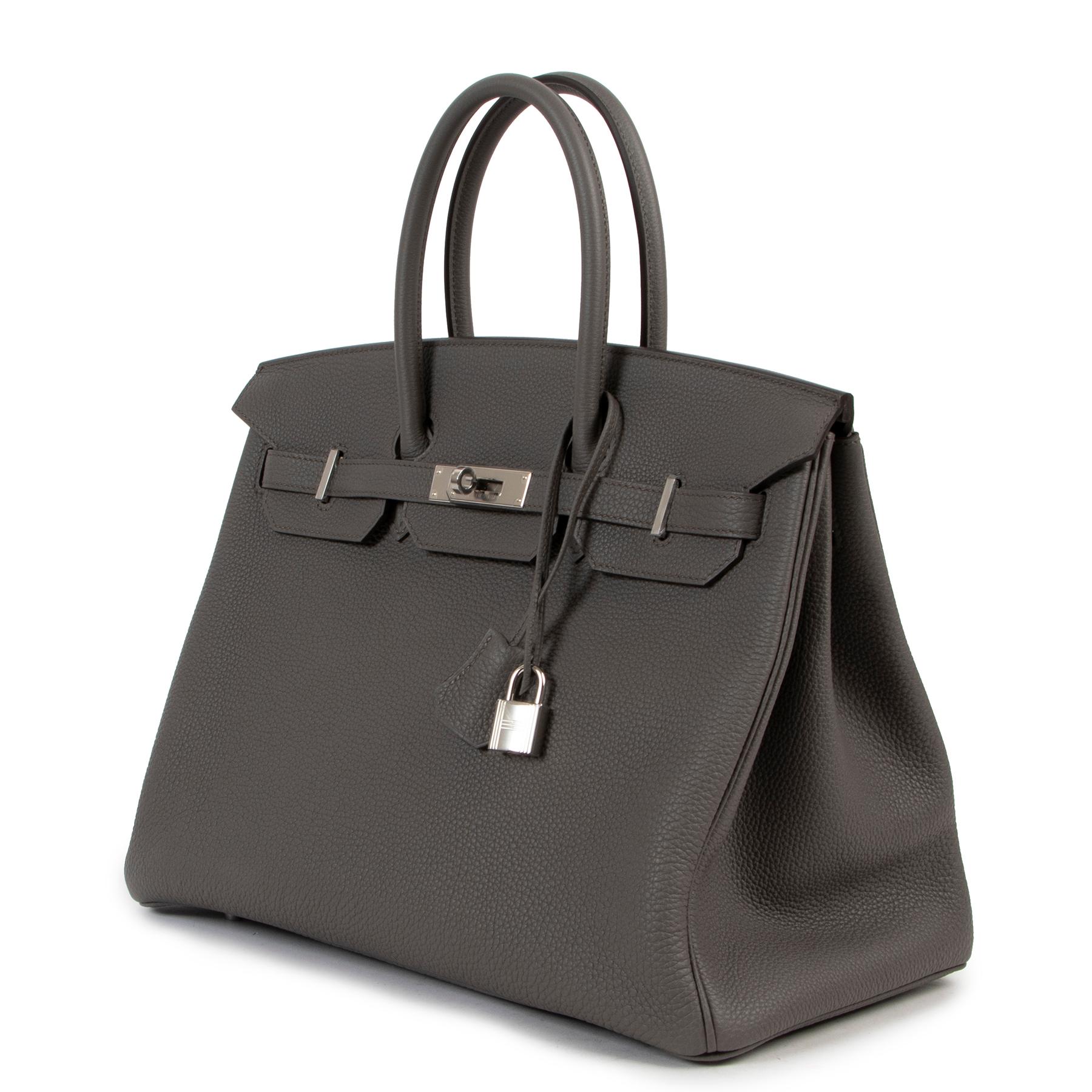 Hermès Birkin 35 Togo Gris Etain PHW

The clean silhouette and sophisticated color make this Hermès Birkin an everyday favourite! 

Crafted in gris étain togo leather and topped with palladium silver-toned hardware. A elegant and timeless