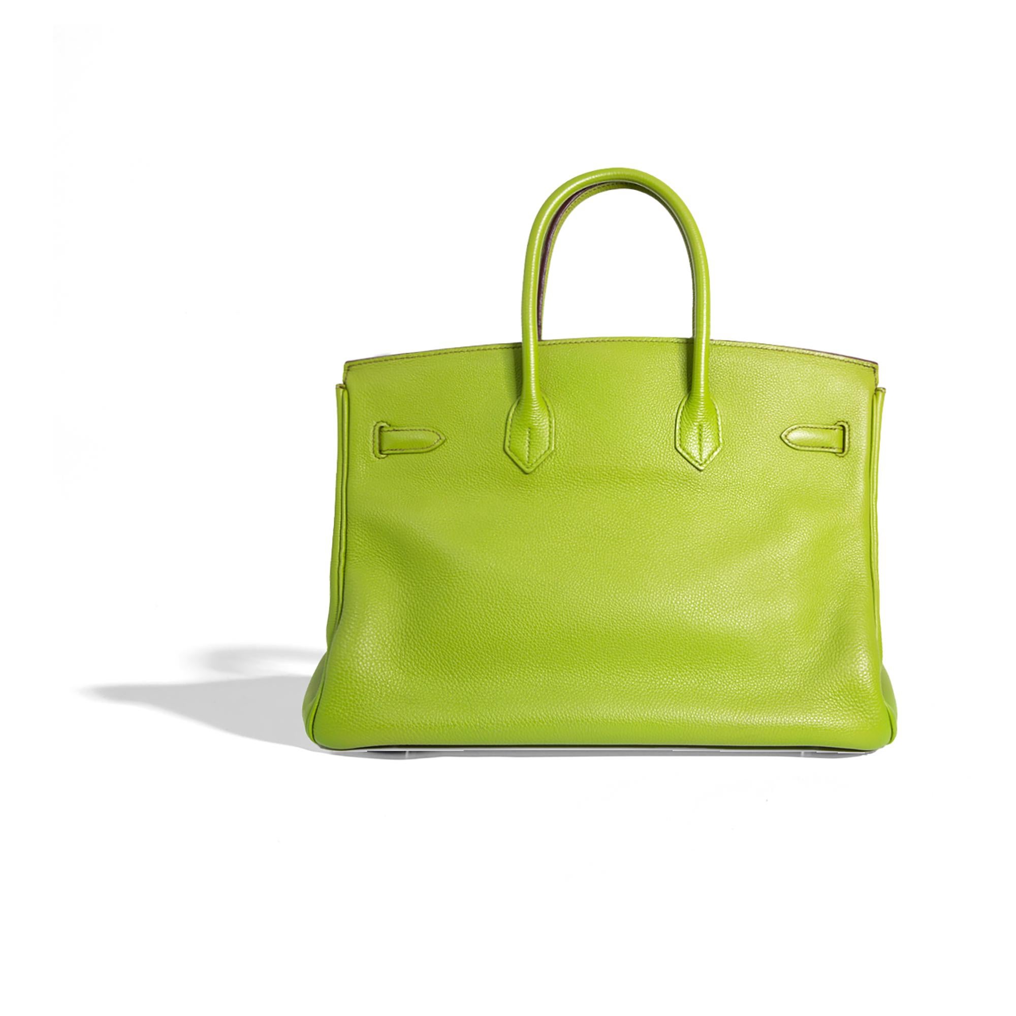 Ce Birkin togolais vert de 35 cm avec PHW est d'un luxe et d'un style incomparables. Fabriqué en 2007 avec du cuir togo vert anis vibrant, cet objet de collection est doté d'accessoires en palladium pour une finition subtilement sophistiquée. Un