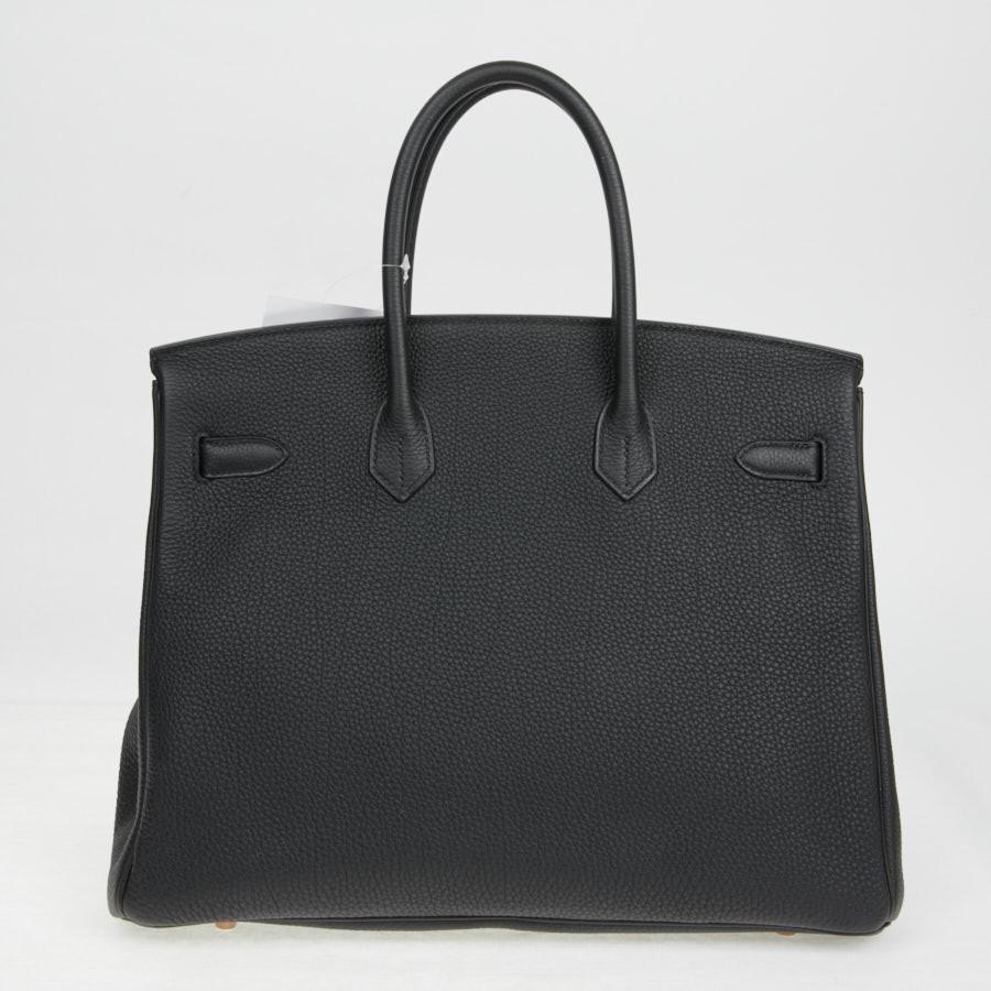 Magnificent bag. HERMES Birkin 35 top handle bag in black Togo leather. The hardware is in pink gold metal.
This bag is never worn. Inside you will find a zip pocket.
Dimensions : 25x35x18 cm.
Stamp D, 2019 year.

Will be delivered in its Hermès