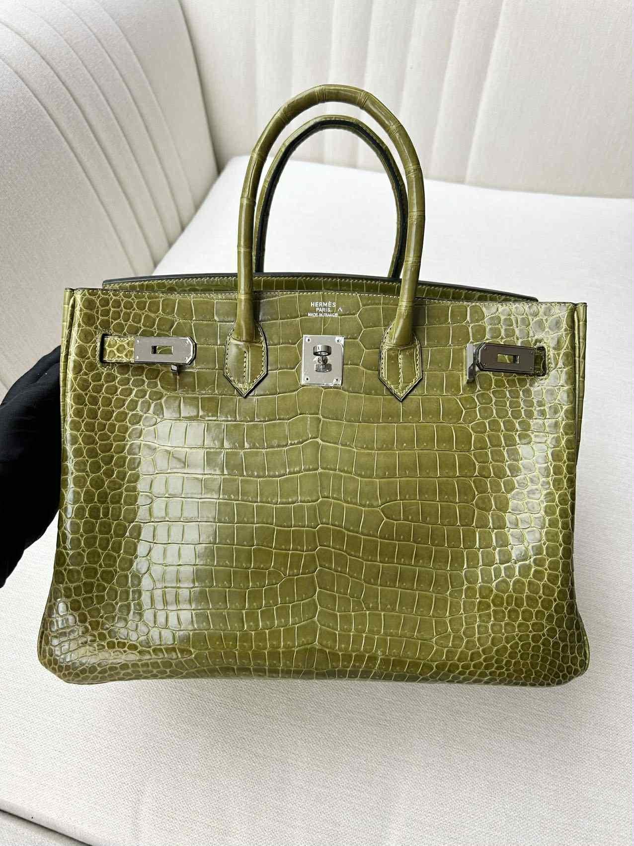 Herm�ès Birkin 35 Vert Anis Grün Krokodil Palladium Hardware. M-Stempel. Großer vorgeliebter Zustand.
Dies ist eine wunderschöne Croc Birkin in super hellem Vert Anis - ein großartiges Grün, das etwas Farbe in jedes dunkle Outfit bringt und auch zu