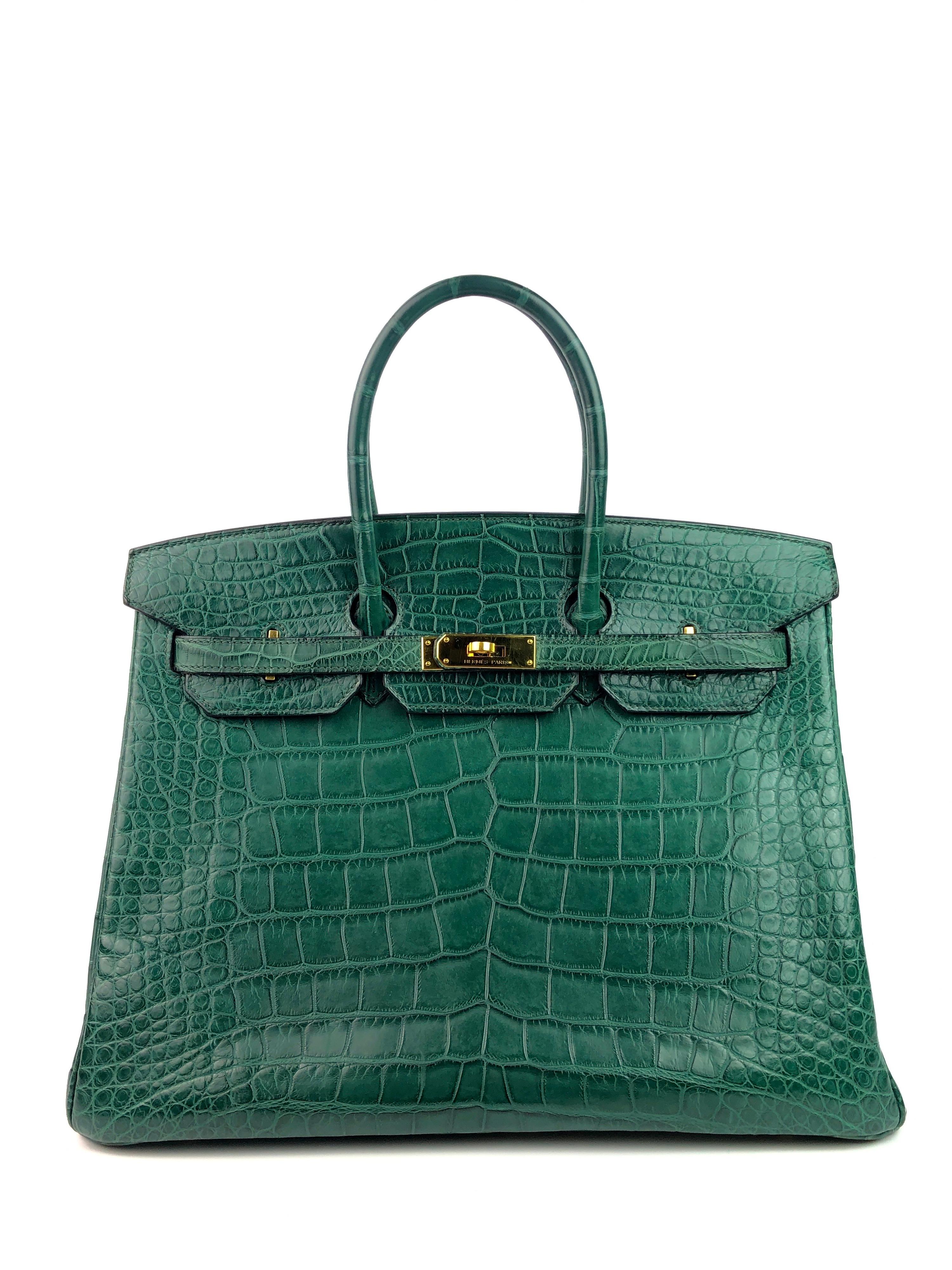Hermes Birkin 35 Vert Titien Verde Scuro Alligatore Opaco Hardware Oro. Ottime condizioni, linee di capelli sulla ferramenta, angoli e struttura eccellenti. Il miglior prezzo su eBay! Include un lucchetto, una pochette e un sacchetto per la polvere.