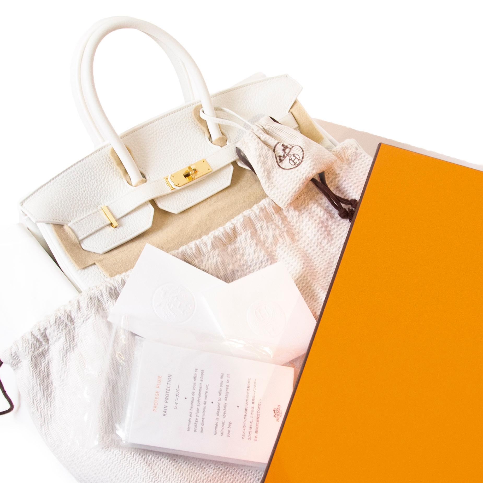 ermès Birkin 35 White Taurillon Clemence GHW. This is an extremely rare and sough-after combination of Birkin bag! The white taurillon clemence leather looks soft yet structured and pairs beautifully with the luxurious gold-toned hardware. 

Comes