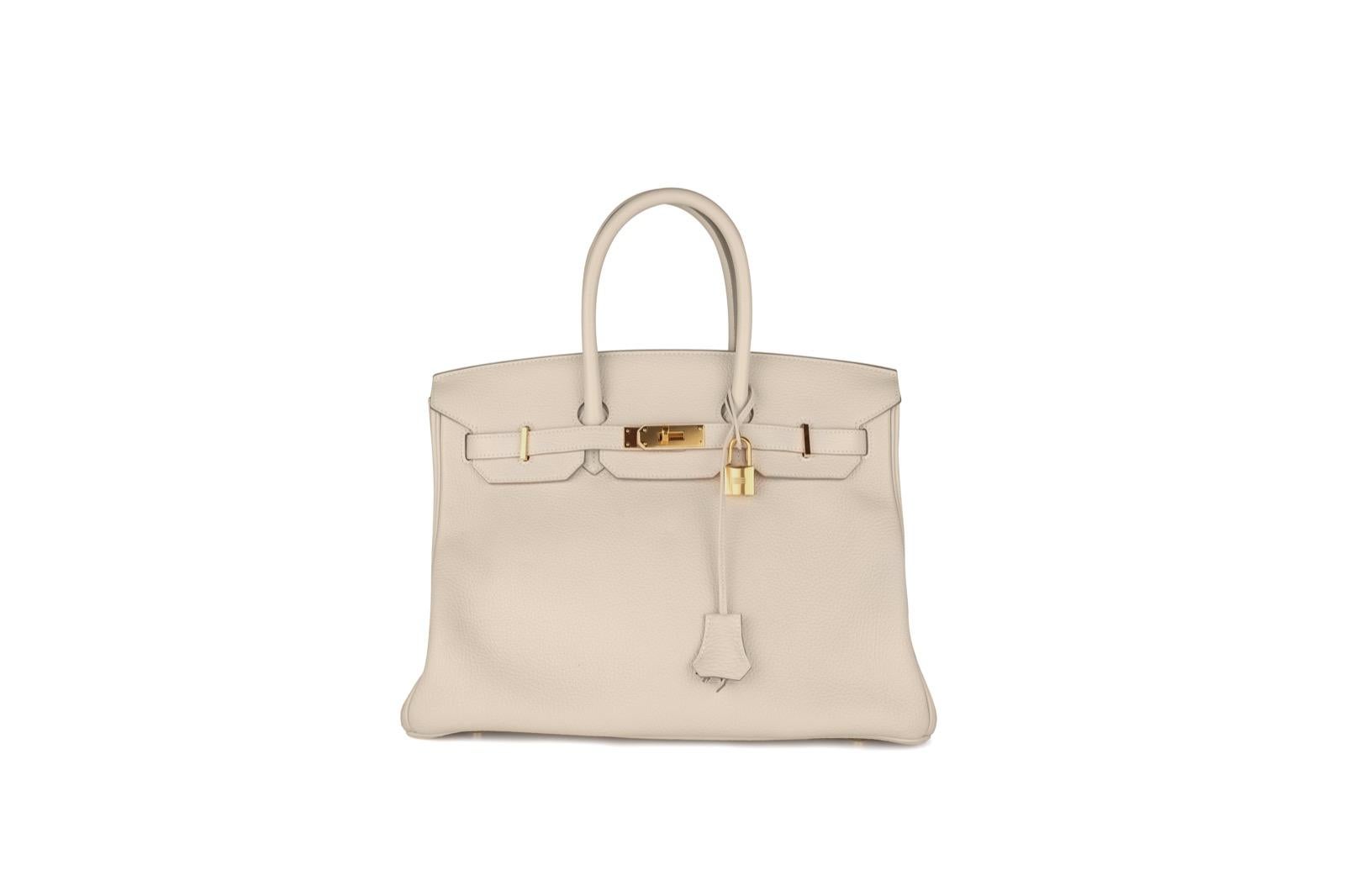 Sublime handbag Hermes Birkin 35 cm in beige togo leather, gold hardware, beige leather double handle allowing a hand carry.

Flap closure.
Beige leather lining, zipped pocket, patch pocket.
Sold with zipper, key, padlock, bell, dust bag and
