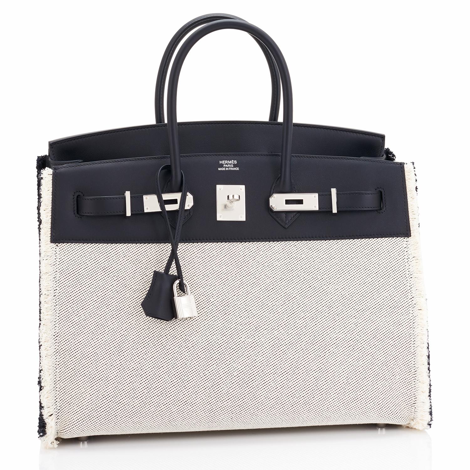 Chicjoy freut sich, Ihnen diese Hermes Birkin 35cm Black Fray Fray Toile Tote Bag anbieten zu können.
Sehr seltenes Stück in limitierter Auflage für VIPs!
Soeben im Hermes-Geschäft gekauft. Tasche trägt neuen Innenraum 2021 Z Stempel.
Brandneu in
