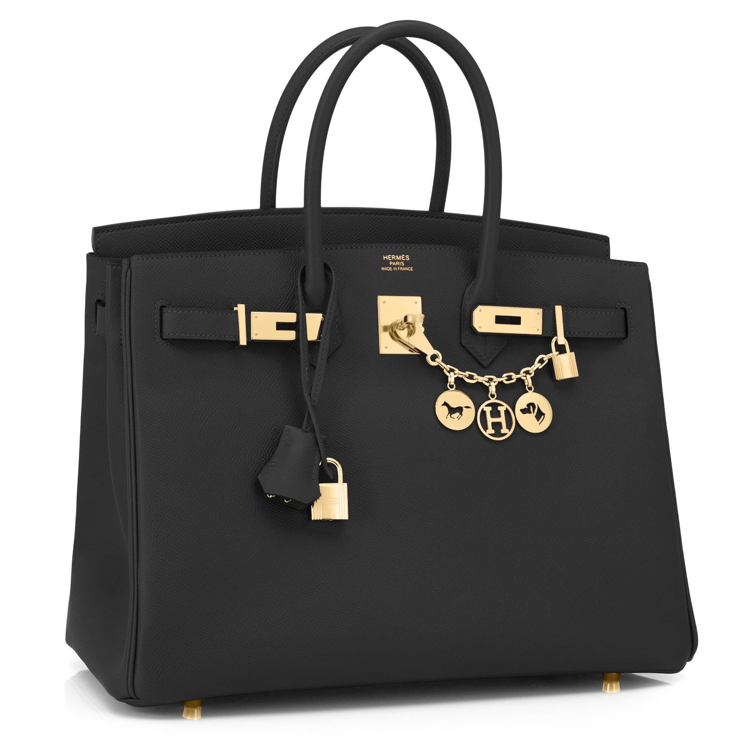 Hermes Black 35cm Birkin Gold Hardware Epsom Bag Power Birkin Y Stamp:: 2020
Brand new in box. Ladenfrisch.  Tadelloser Zustand (mit Plastikbeschlägen). 
Soeben in einem Hermes-Geschäft gekauft; die Tasche trägt einen neuen Y-Stempel im Inneren für