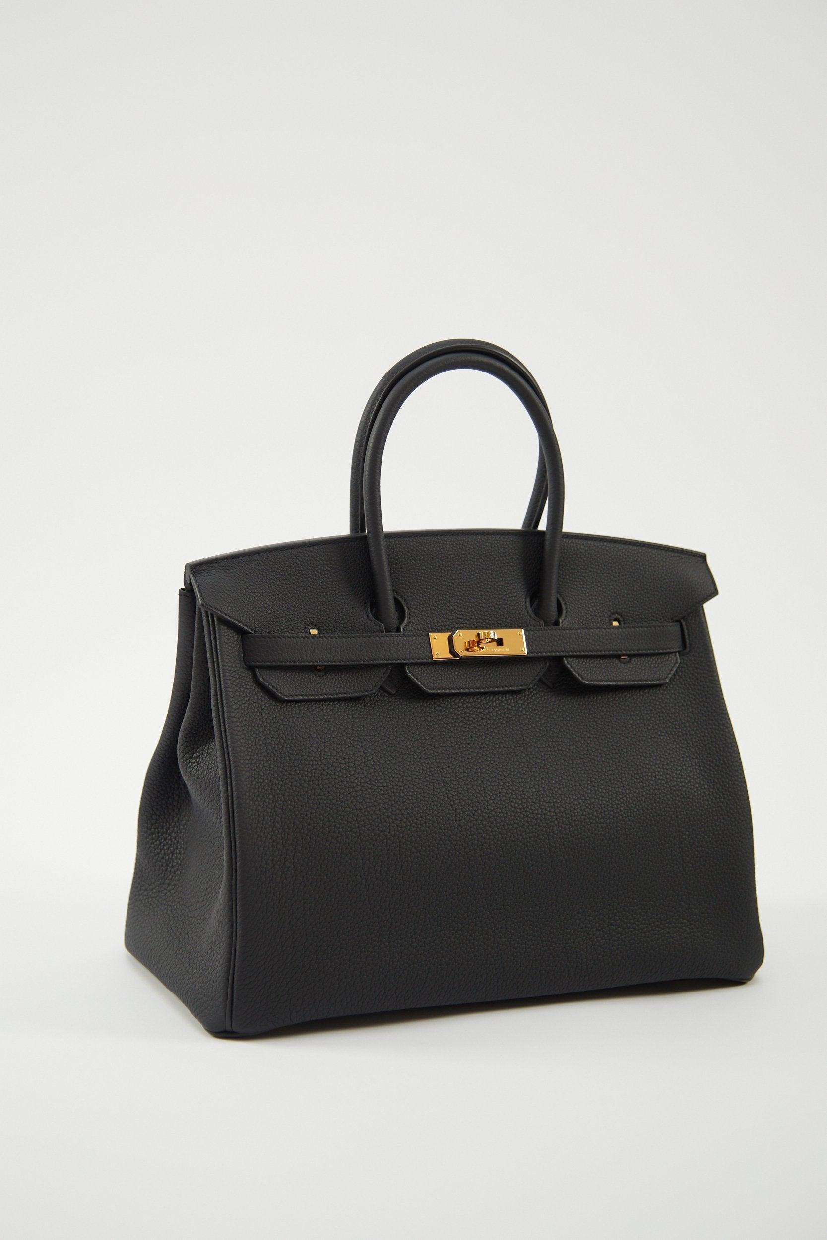 Hermès Birkin 35cm en noir

Retourne

Cuir togolais avec quincaillerie dorée

W Stamp / 2024

Accompagné de : Reçu original, boîte Hermes, sac à poussière Hermes, clochette, serrure, deux clés, sac à poussière clochette, carte d'entretien, feutre et