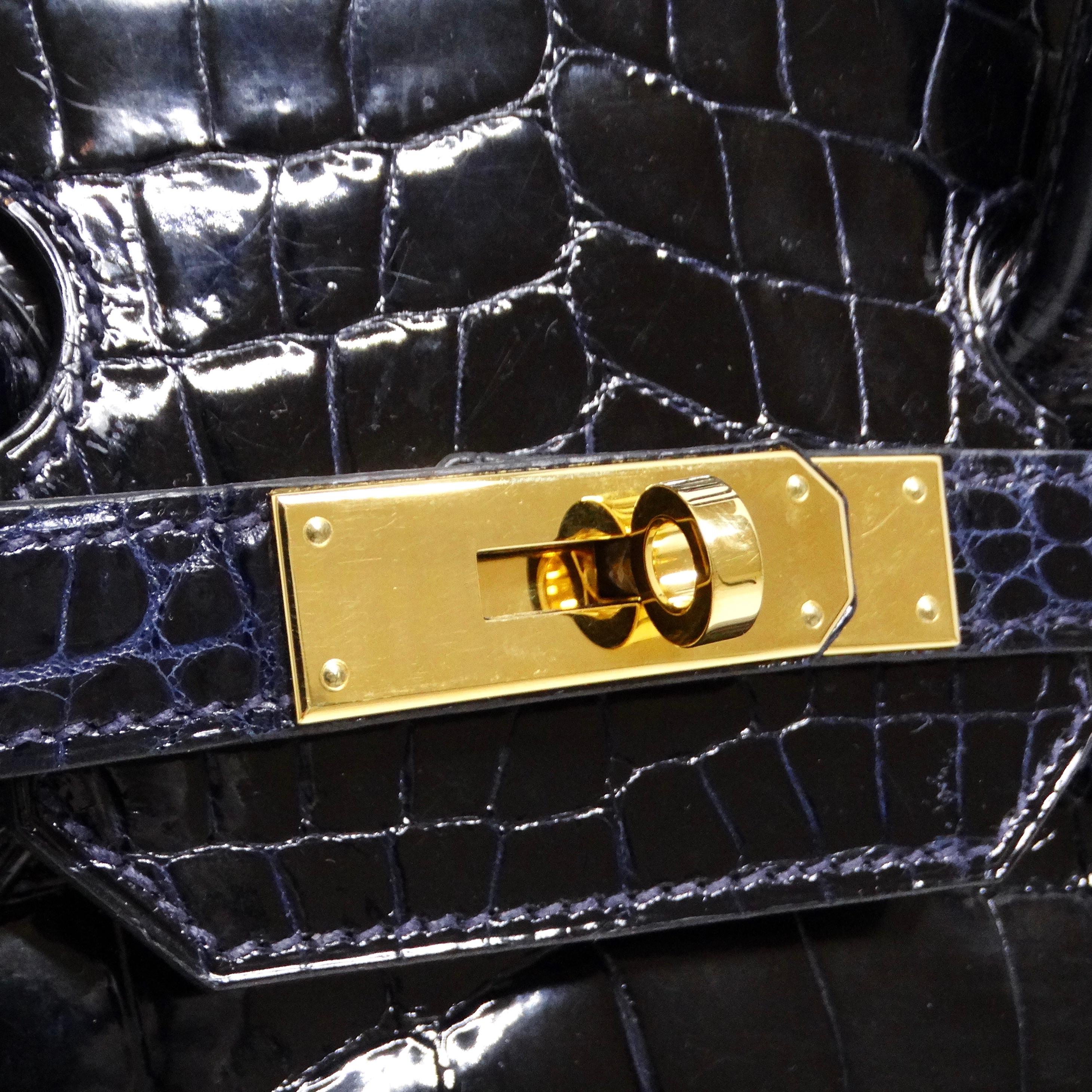 Der Inbegriff von Luxus und Eleganz: die Hermes Birkin 35 Bleu Marine Porosus Crocodile mit Goldbeschlägen. Diese kultige Handtasche ist ein wahres Meisterwerk, das von Modefans auf der ganzen Welt wegen seines zeitlosen Designs und seiner