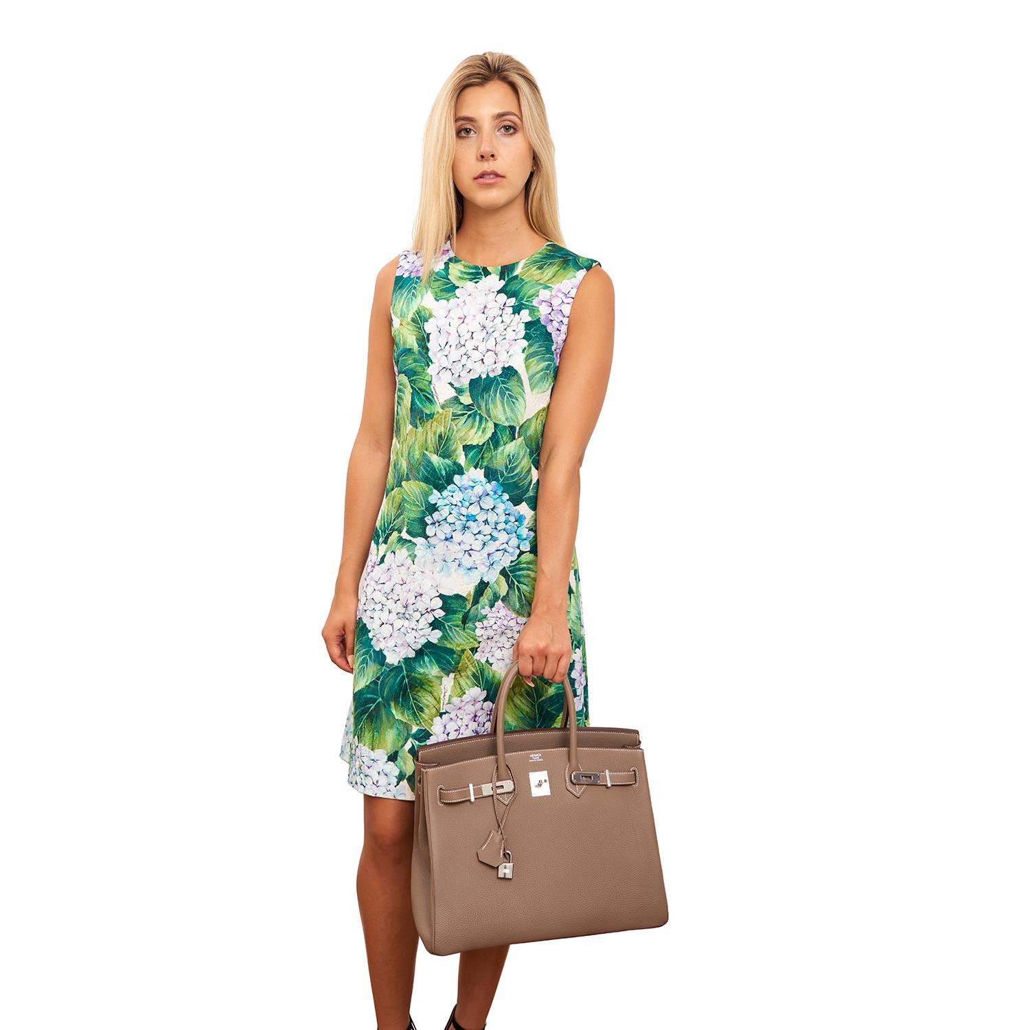 Hermes Birkin 35cm Etoupe Togo Palladium Hardware Taupe Bag U Stamp, 2022
Vient d'être acheté dans un magasin Hermès ; le sac porte à l'intérieur le timbre 2022 U.
Neuf dans la boîte. En parfait état (avec du plastique sur le matériel).
Un cadeau