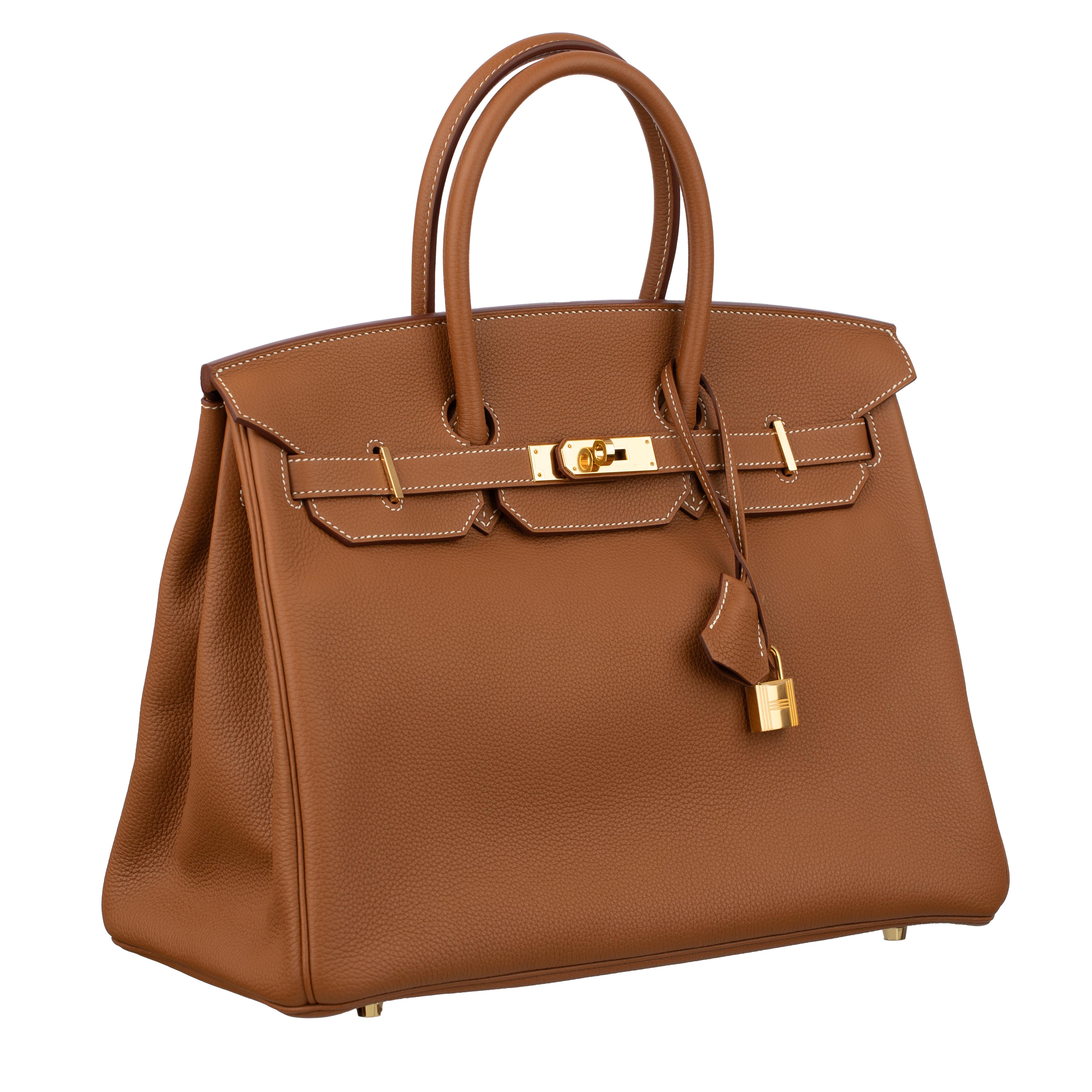 HERMES BIRKIN 35CM CUERO TOGO DORADO HERRAJES DORADOS

Marca: Hermes

Producto: Birkin Retourne

Tamaño:
CM: L 35 cm x A 25 cm x P 18 cm
PULGADAS: An 14